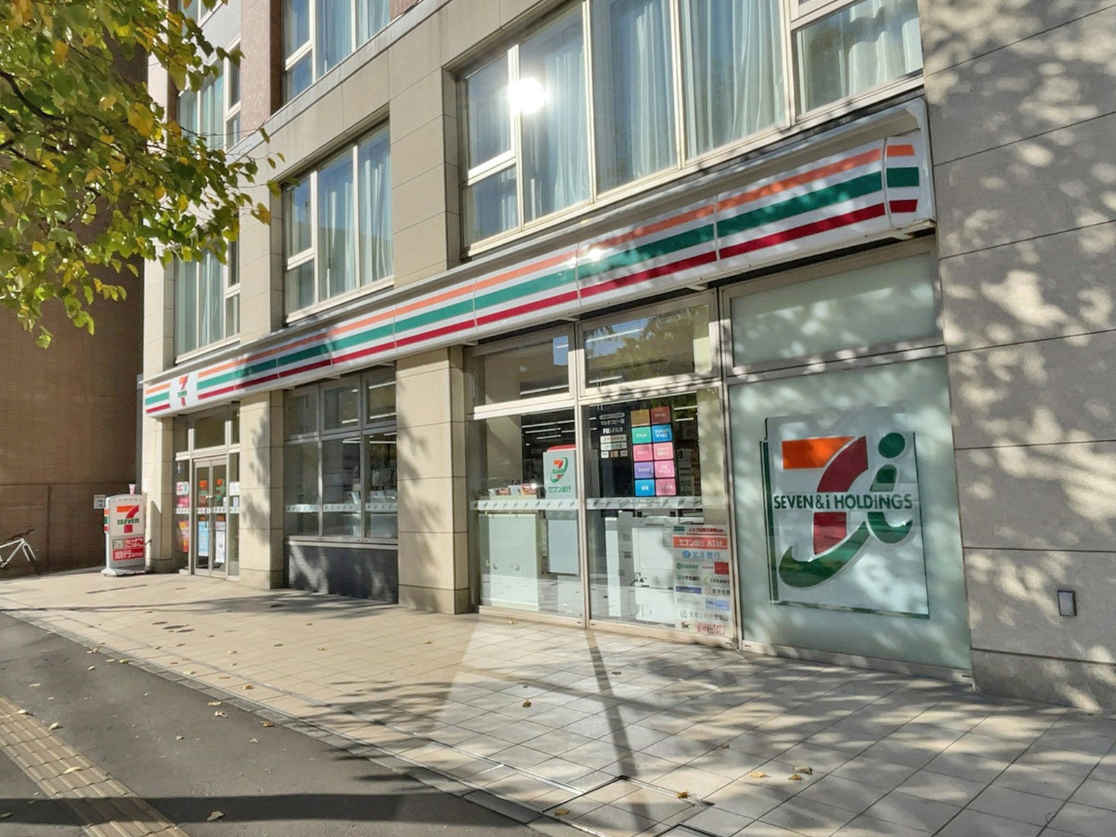 徒歩2分のセブンイレブン札幌南2西9店