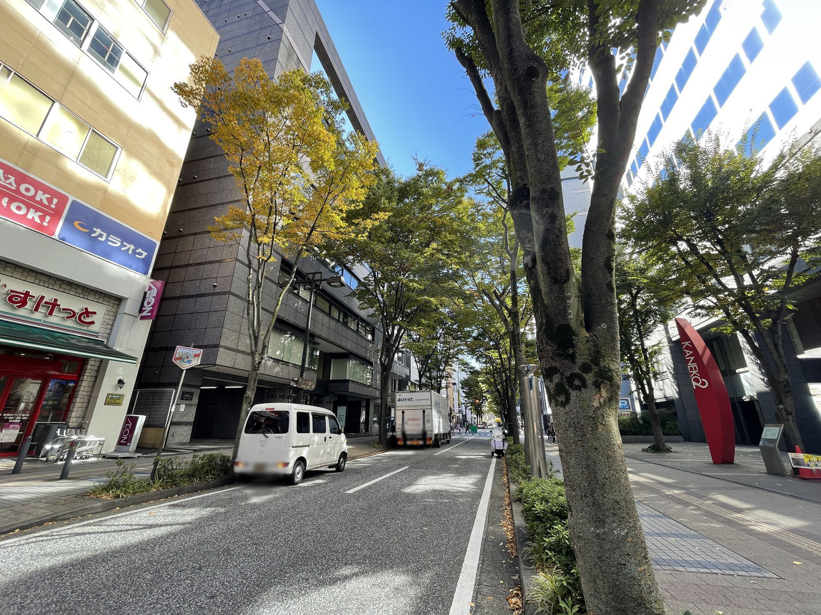 クレシェンドビル前面の通り