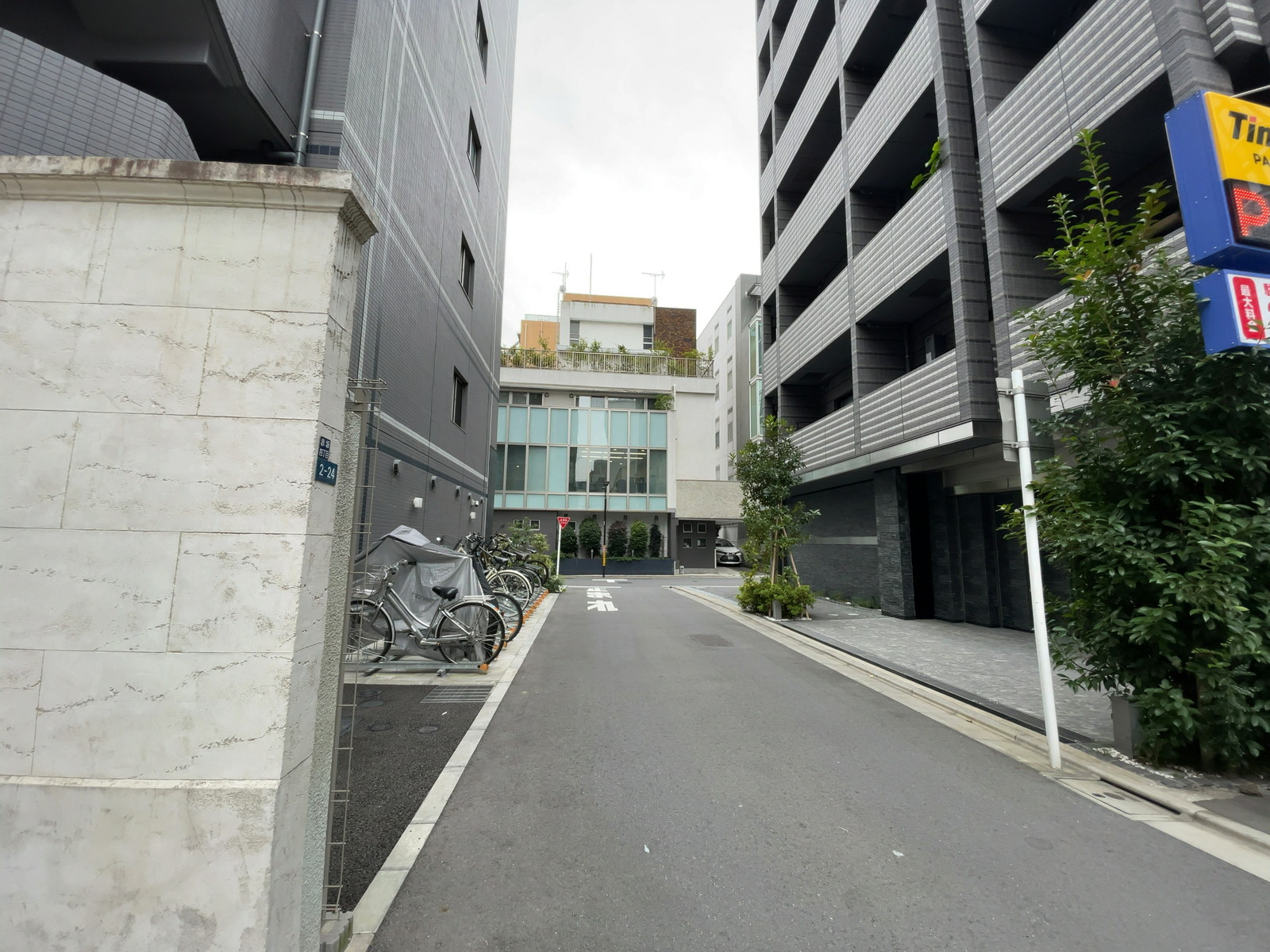 メゾン赤坂前面の通り