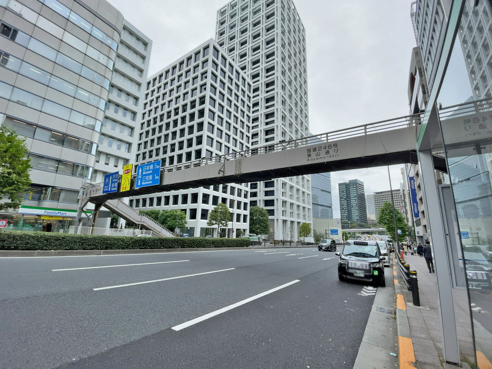 近くの青山通り