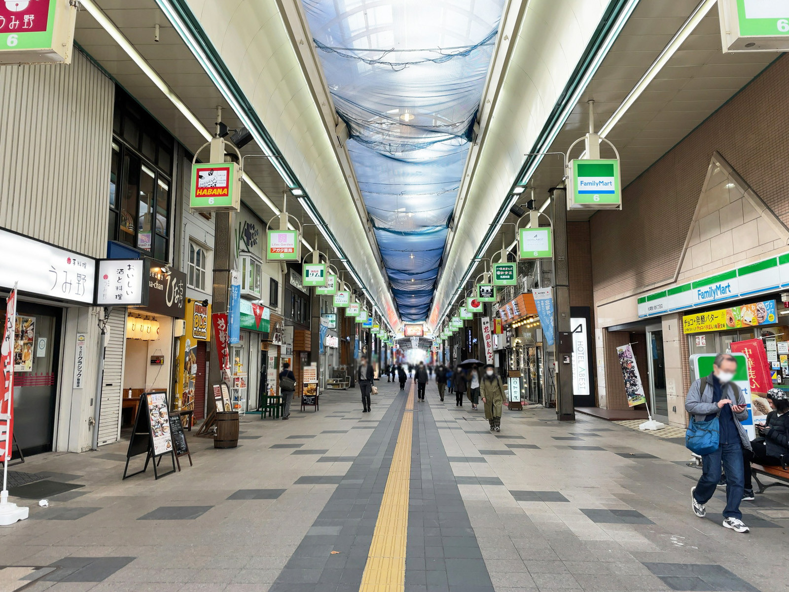 付近の狸小路商店街
