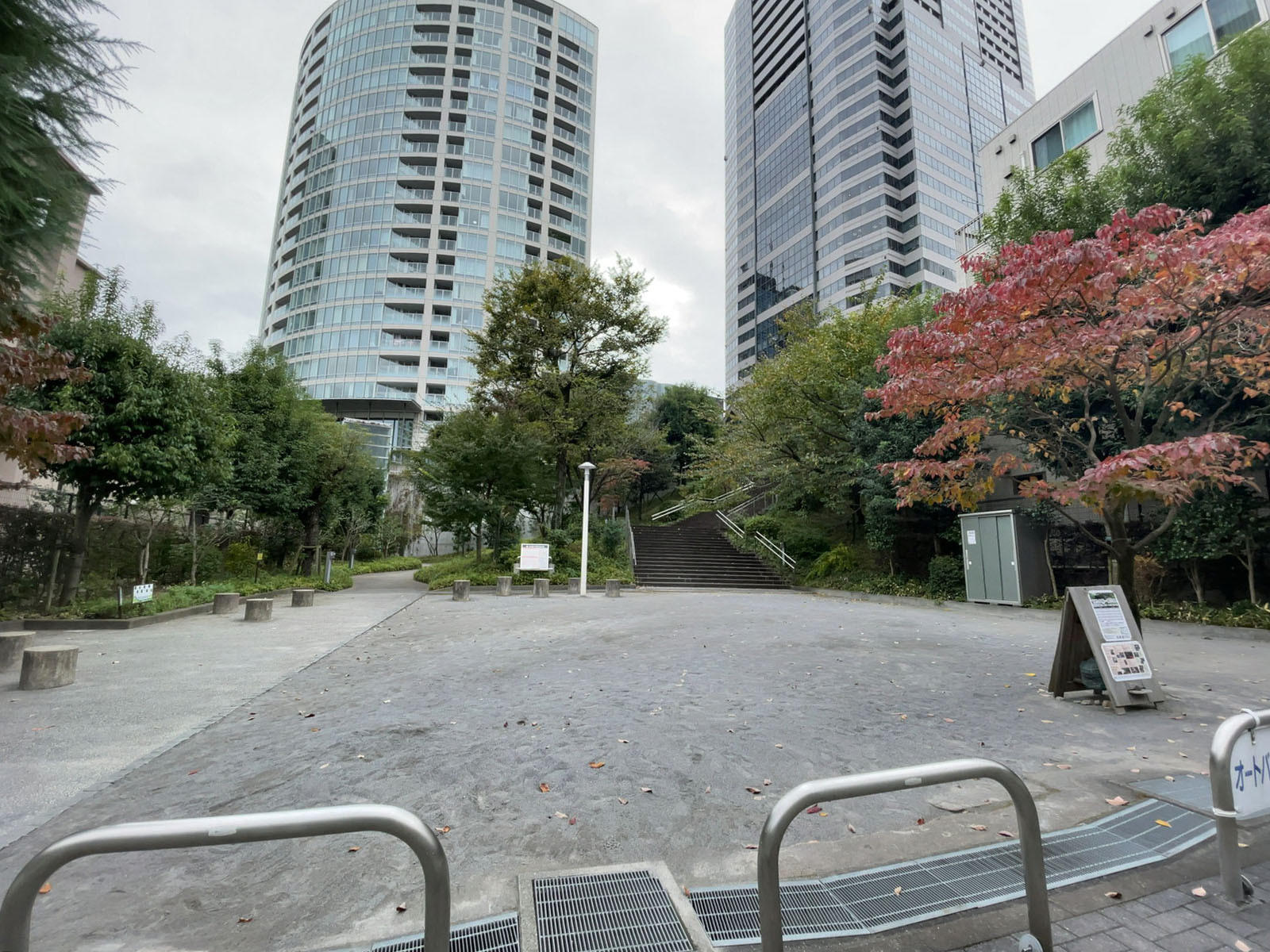 ビル裏の円通寺坂公園