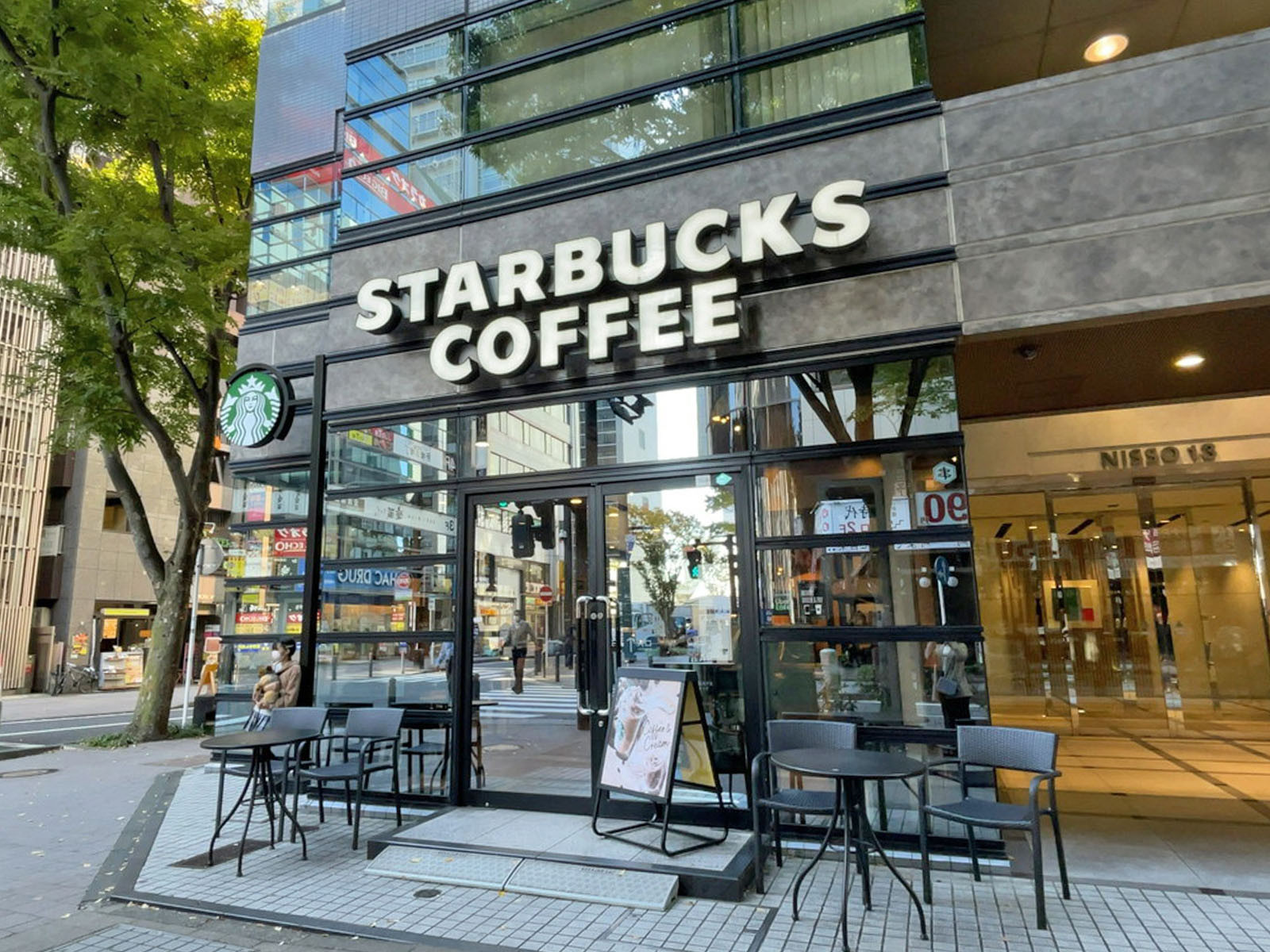 並びにあるスターバックスコーヒー新横浜店