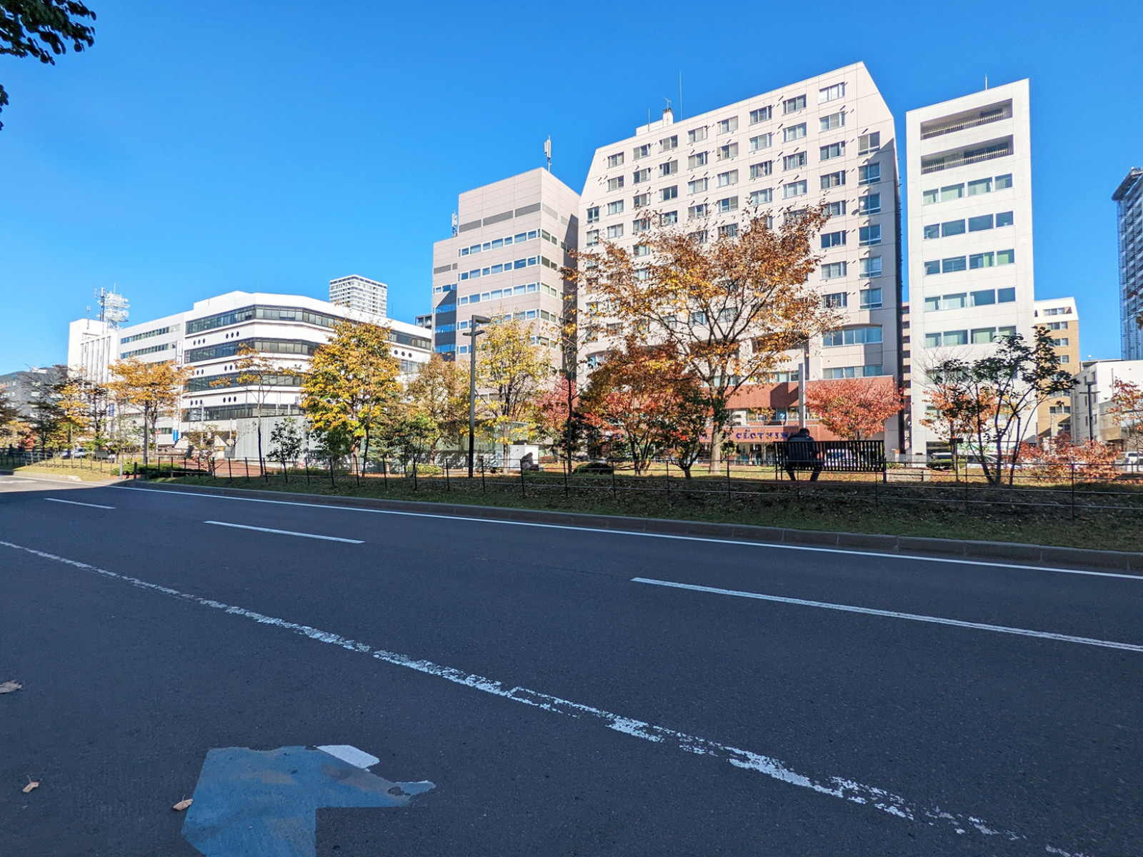 オフィス前面の創成川通