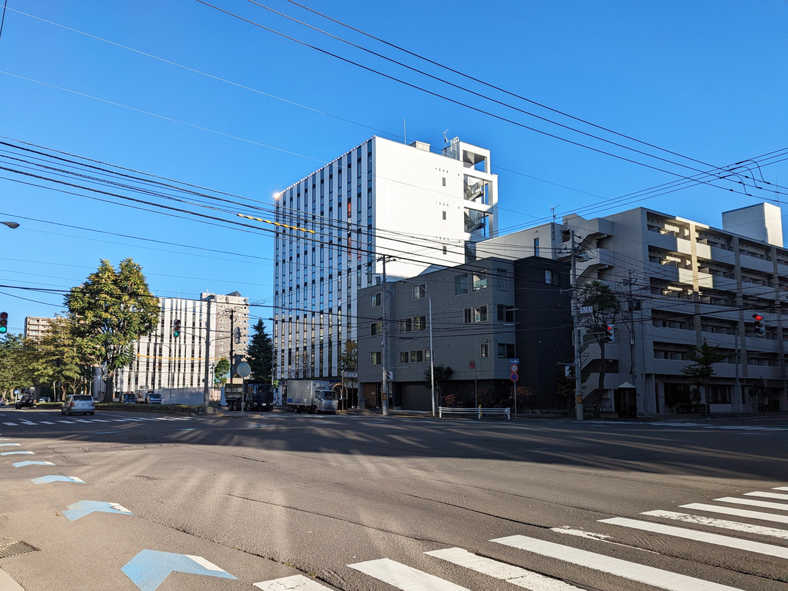 オフィス前面の大通