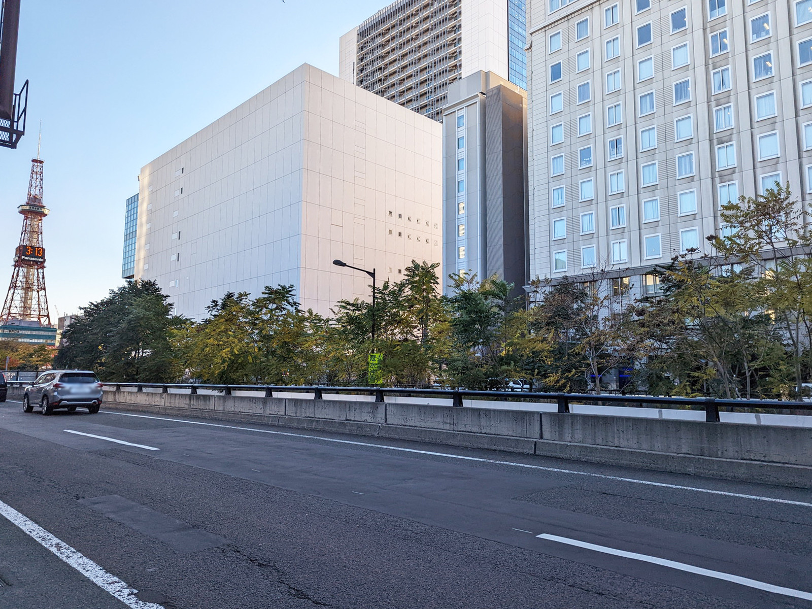 オフィス前面の創成川通