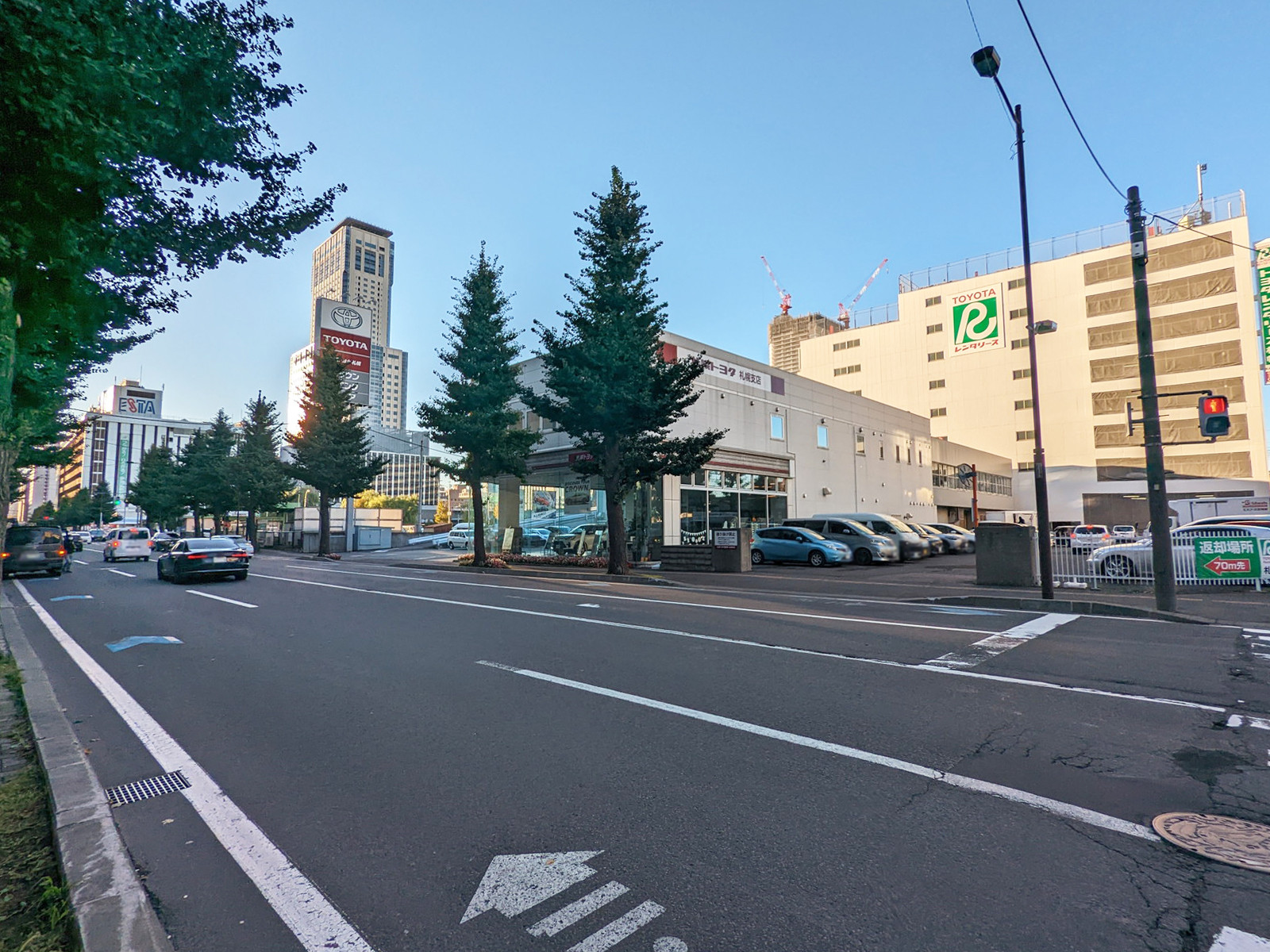 オフィスビル前面の北5条・手稲通