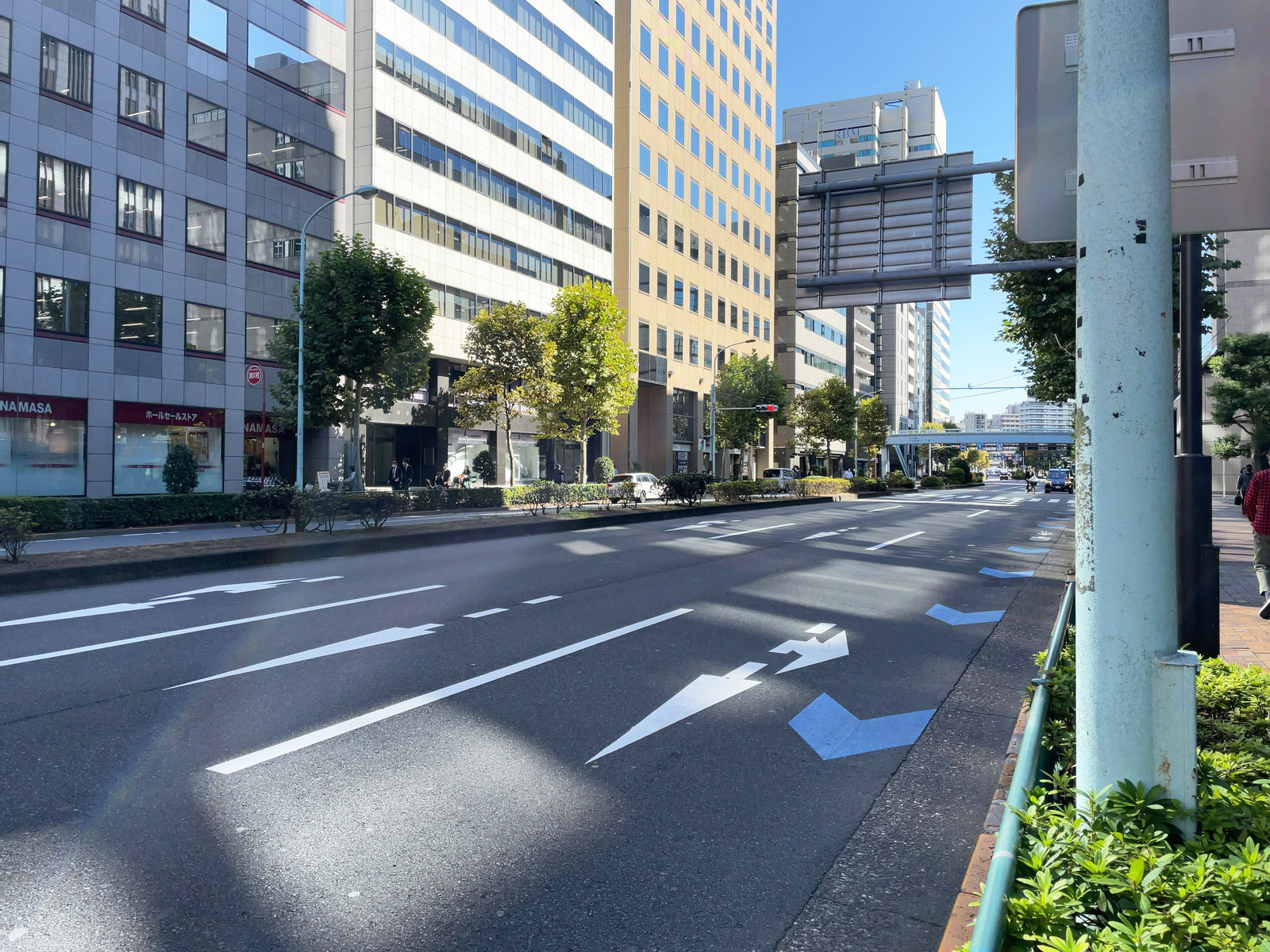 KKビル前面の永代通り