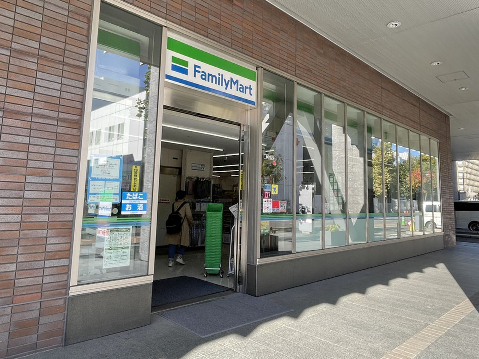 徒歩2分のファミリーマート札幌北1条西6丁目店
