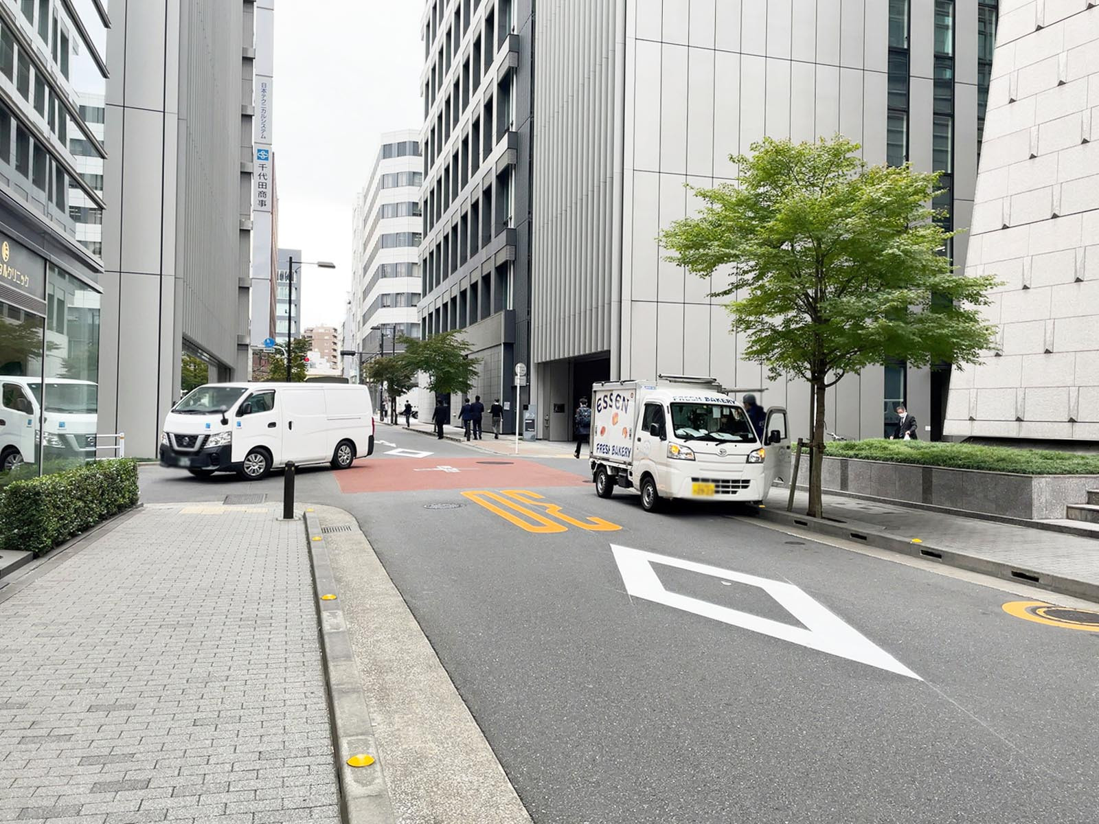 ヨシザワビル前面の通り