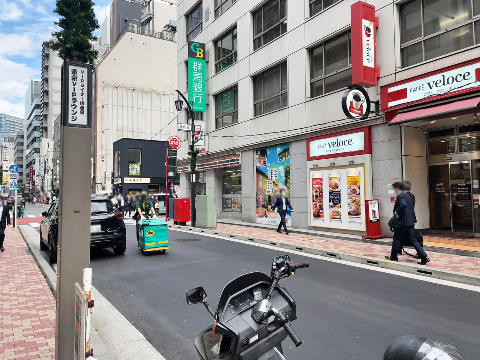 八重洲加藤ビルディング前面の八重洲仲通り