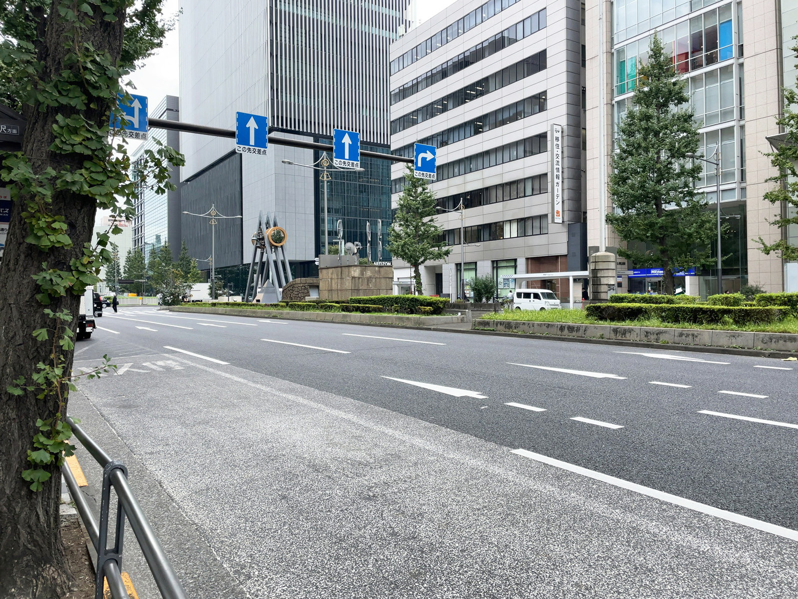 八重洲通ビルヂング前面の八重洲通り