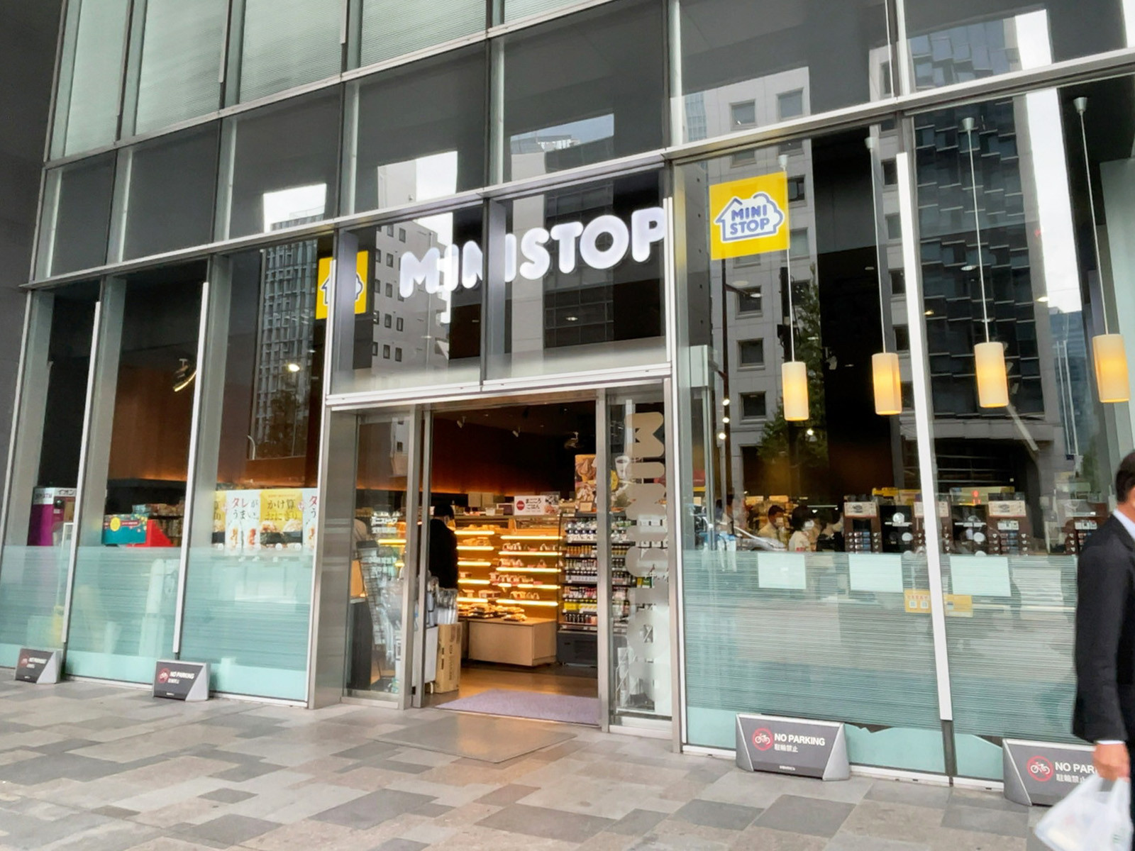 向かいのミニストップ 宝町駅前店