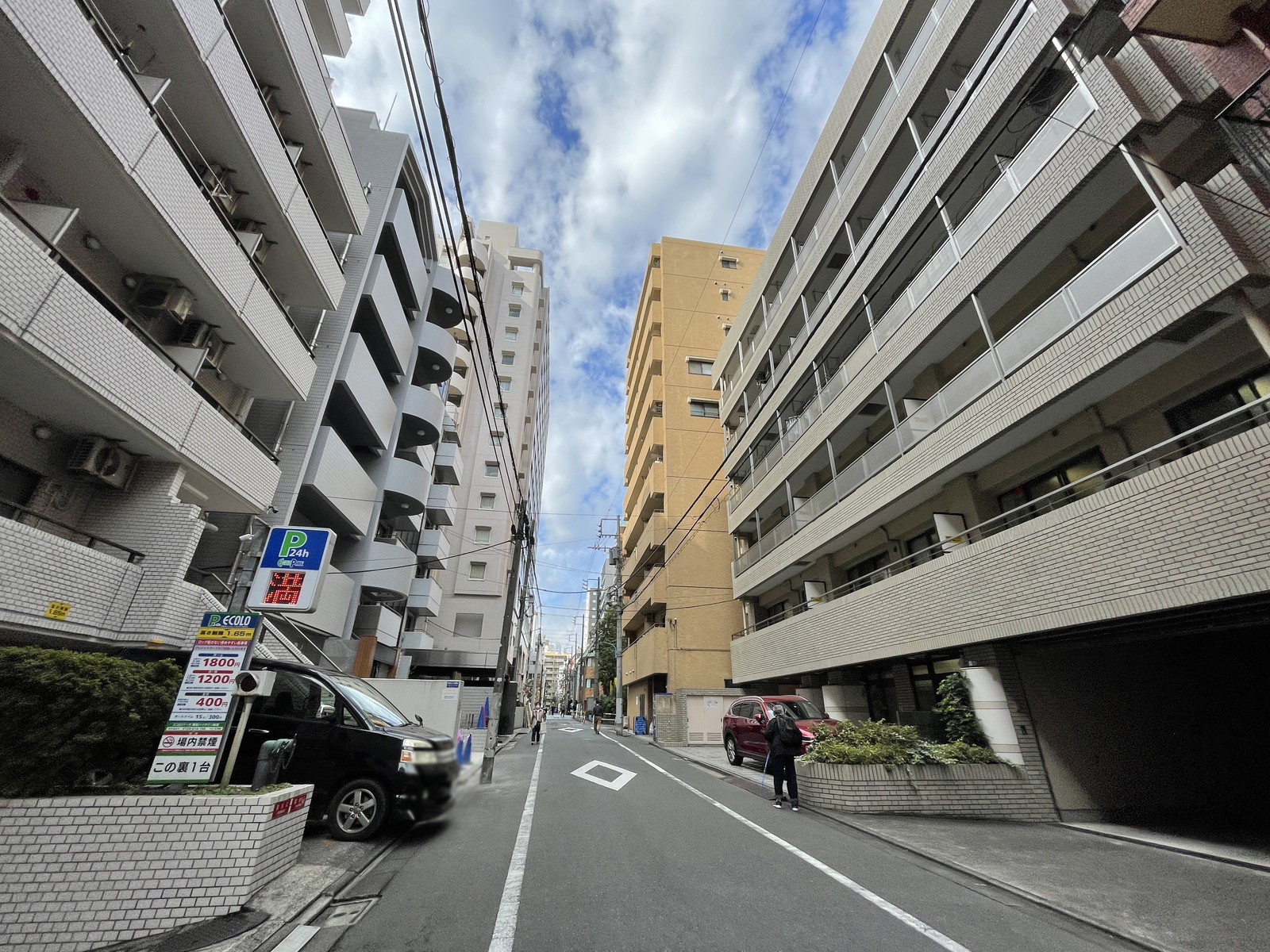 THE GATE 新宿御苑前面の通り
