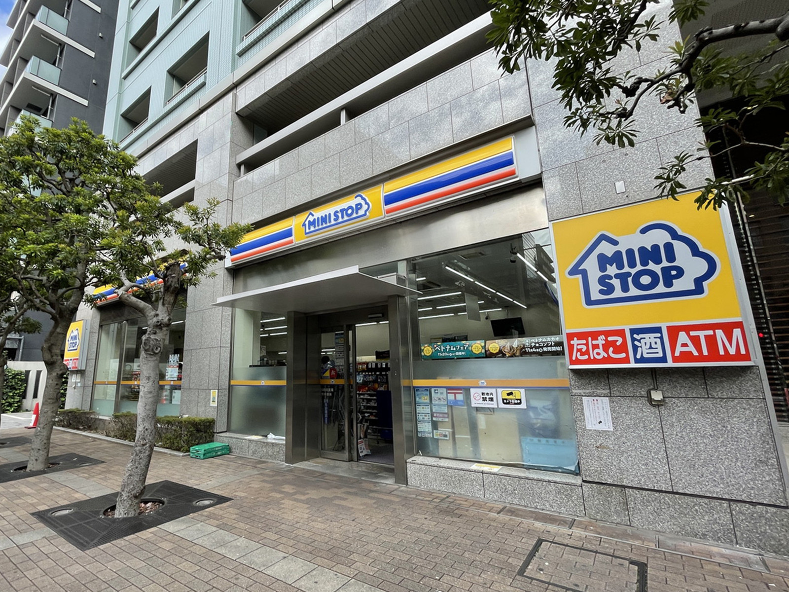 徒歩2分のミニストップ新宿花園通り店