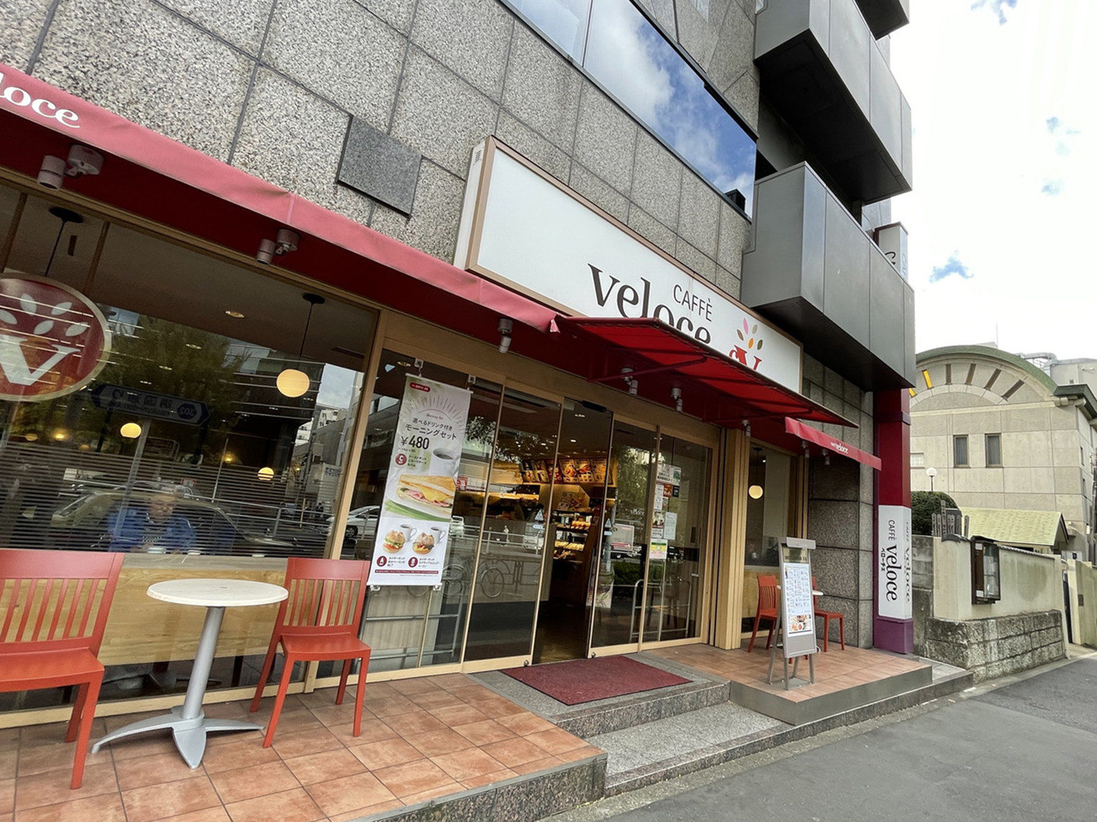 徒歩2分のカフェ・ベローチェ新宿1丁目北店