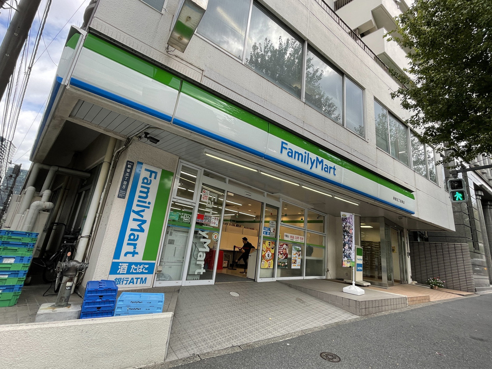 徒歩1分のファミリーマート新宿5丁目東店