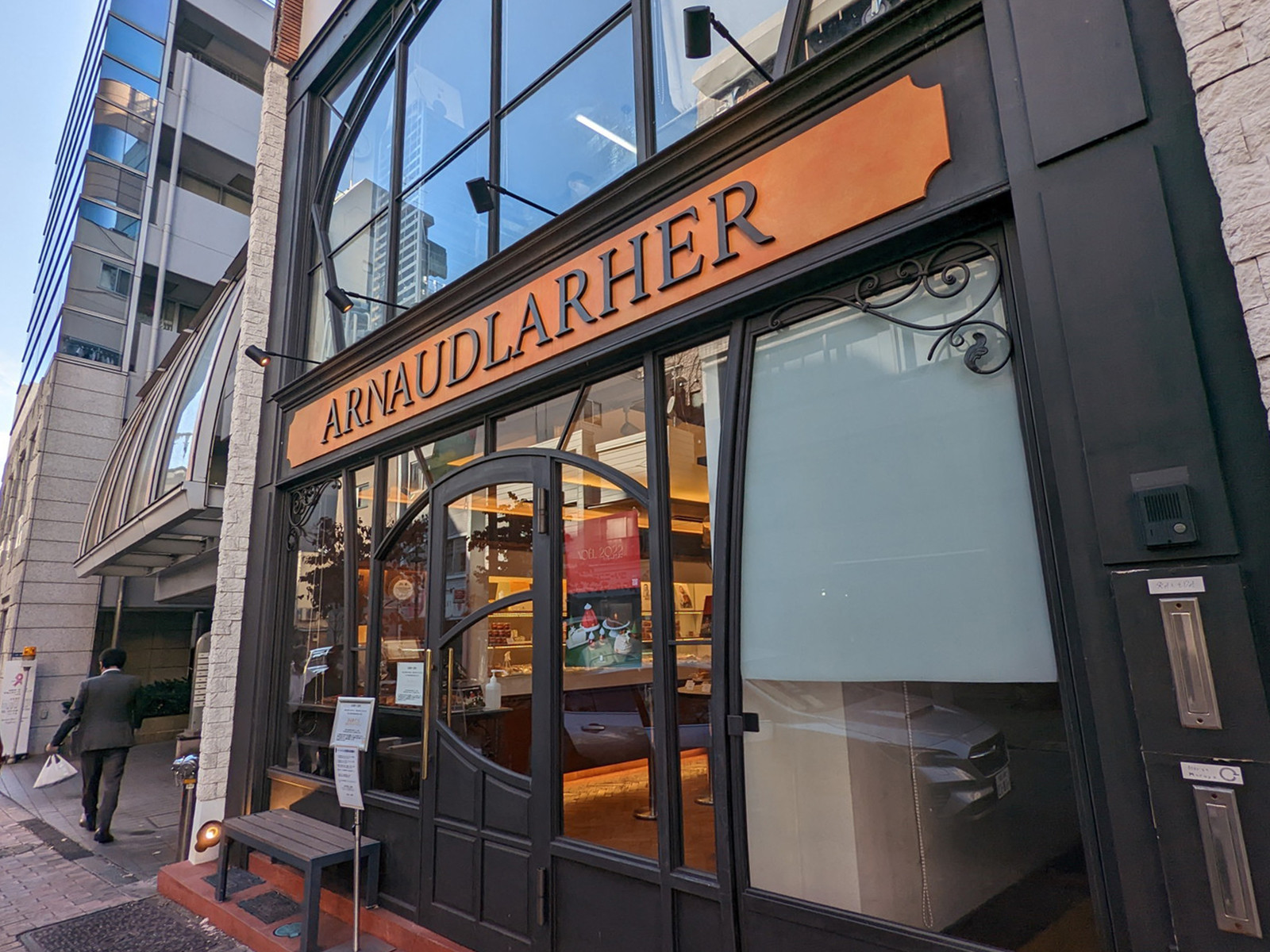 ビル隣のスイーツ店 
 アルノー・ラエール パリ