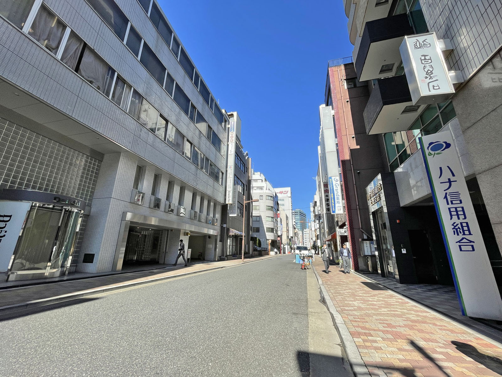 芳屋ビル前面の通り