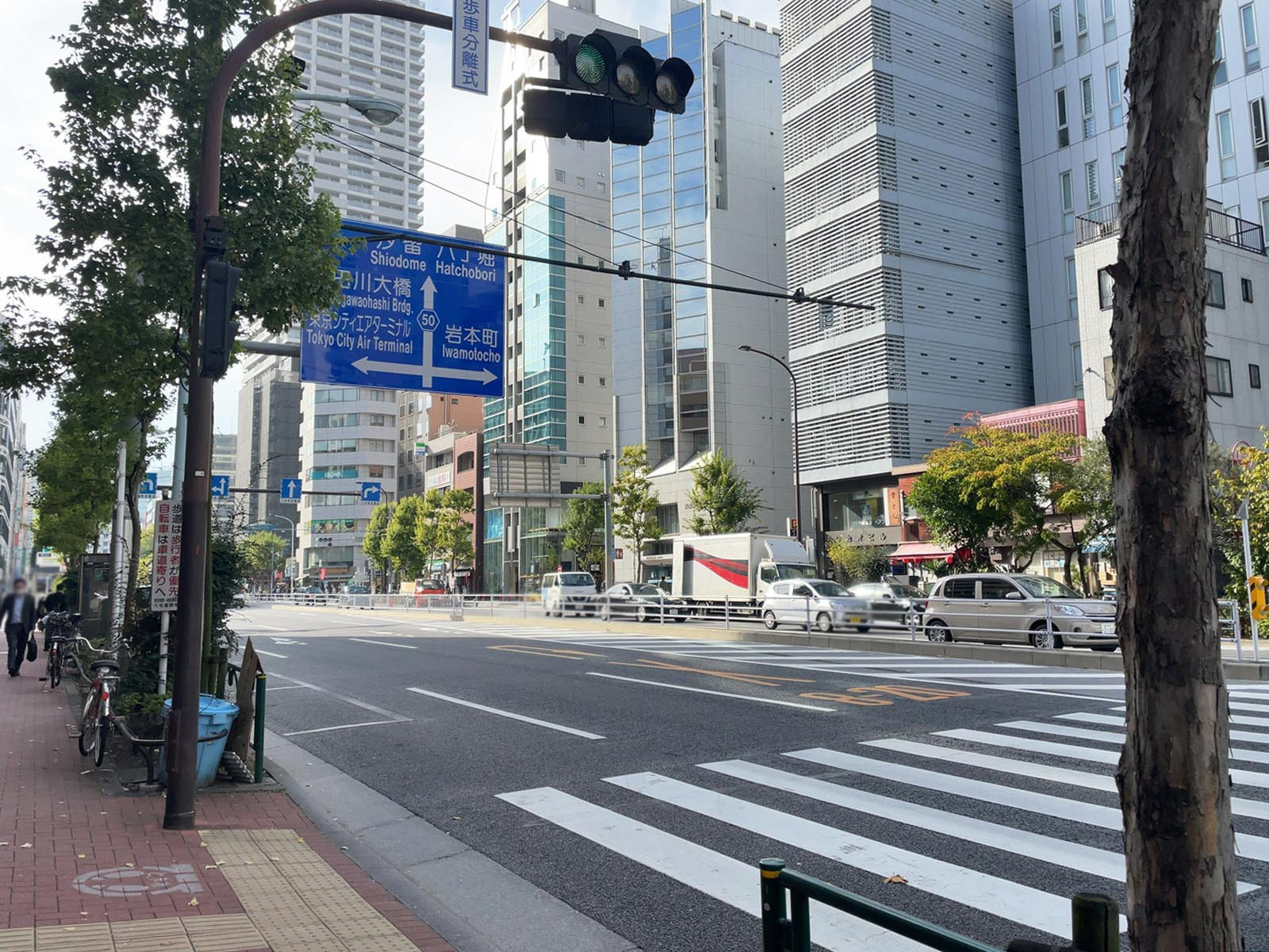 フジタ人形町ビル前面の新大橋通り