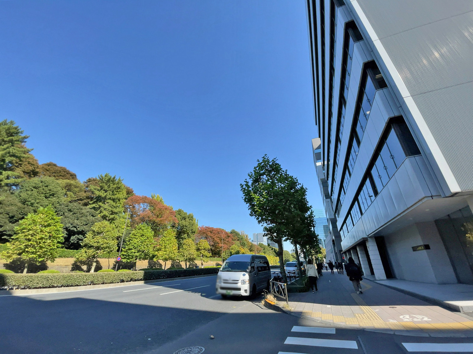NMF青山一丁目ビル前面の通り