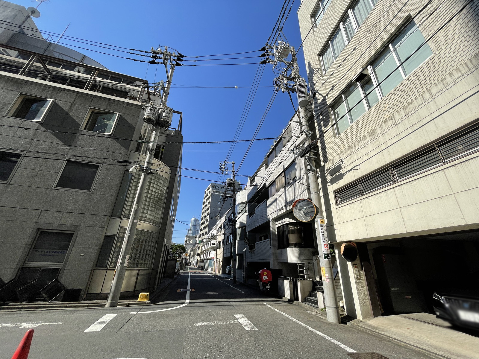 THE CROSS Hongo前面の通り