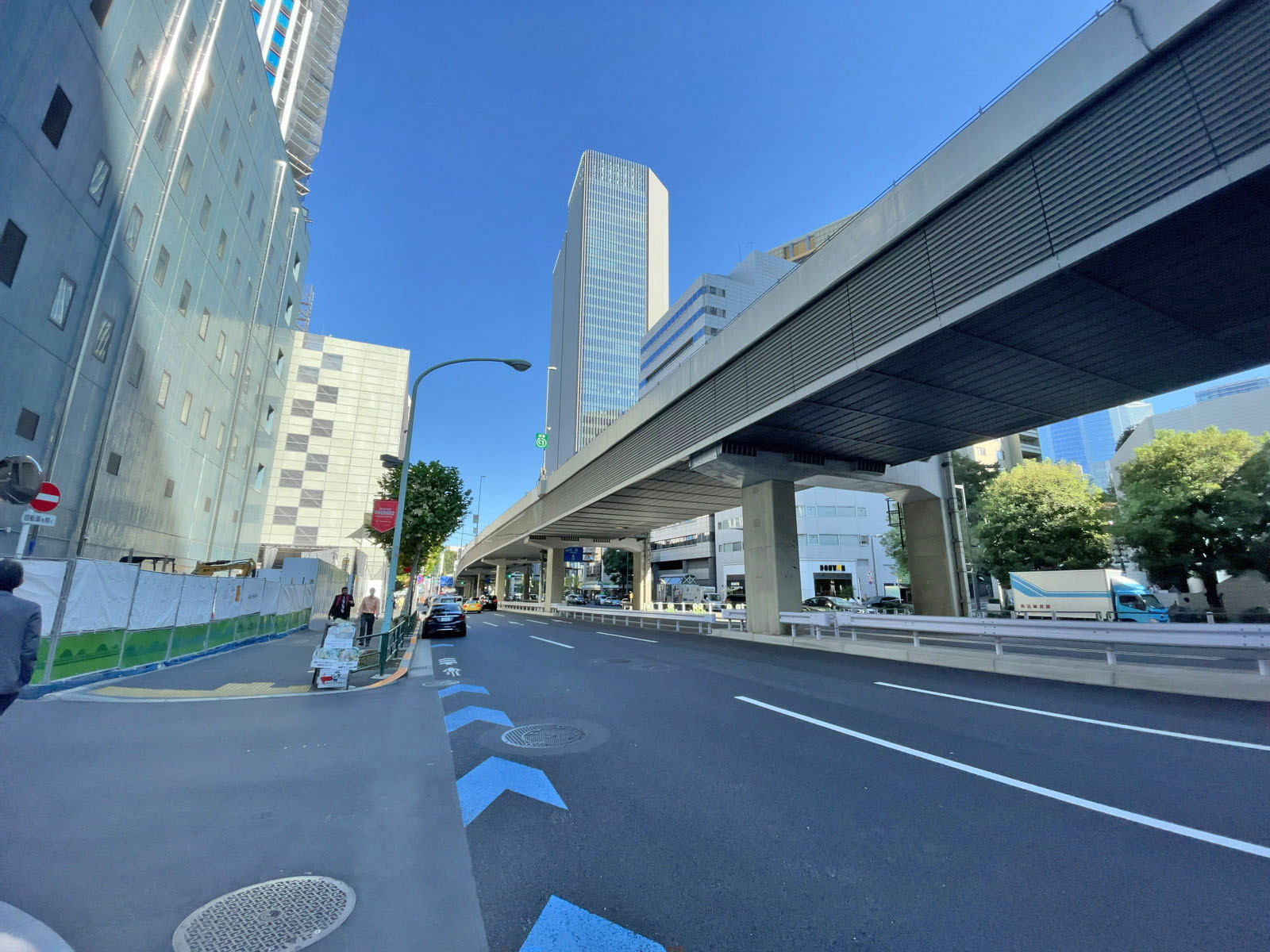 近くの六本木通り