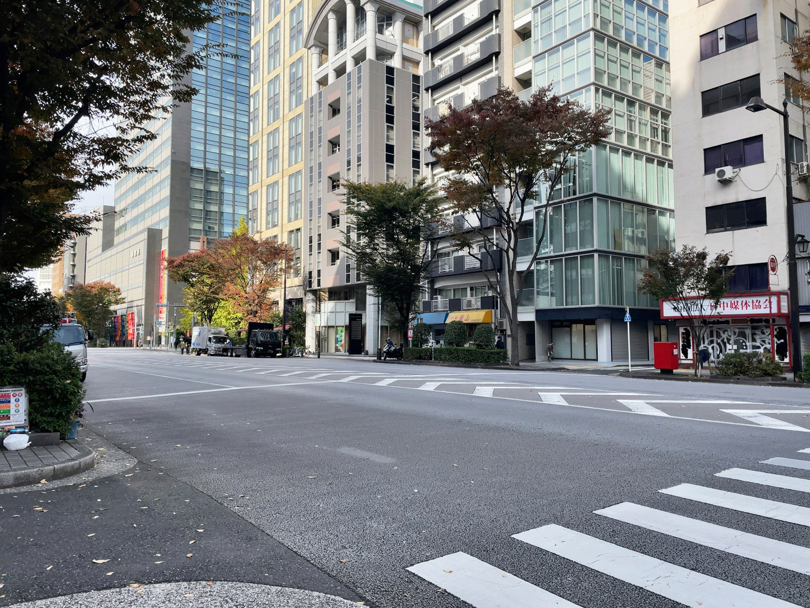 花岡ビル前面の清洲橋通り