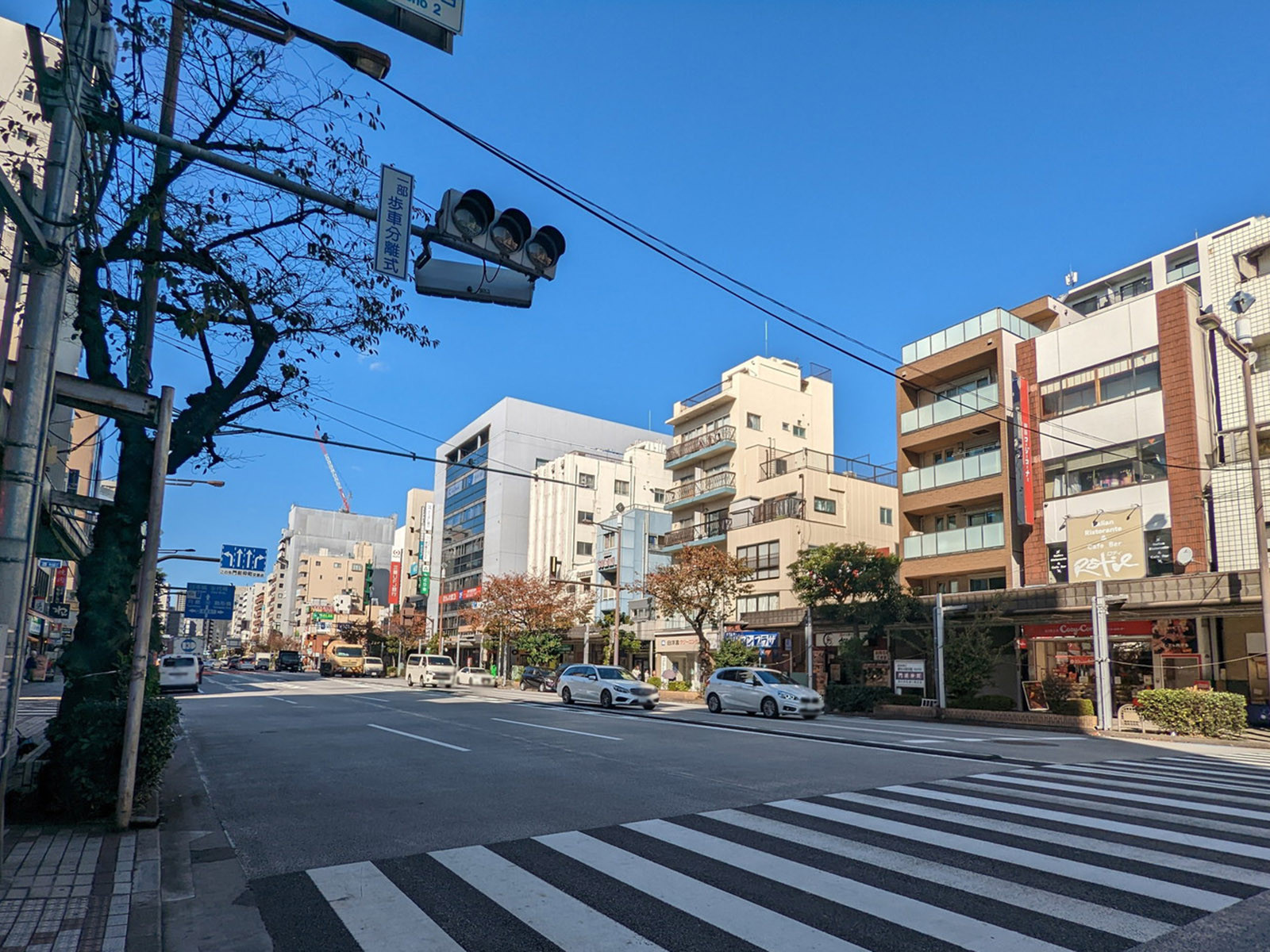 オフィス前面の永代通り