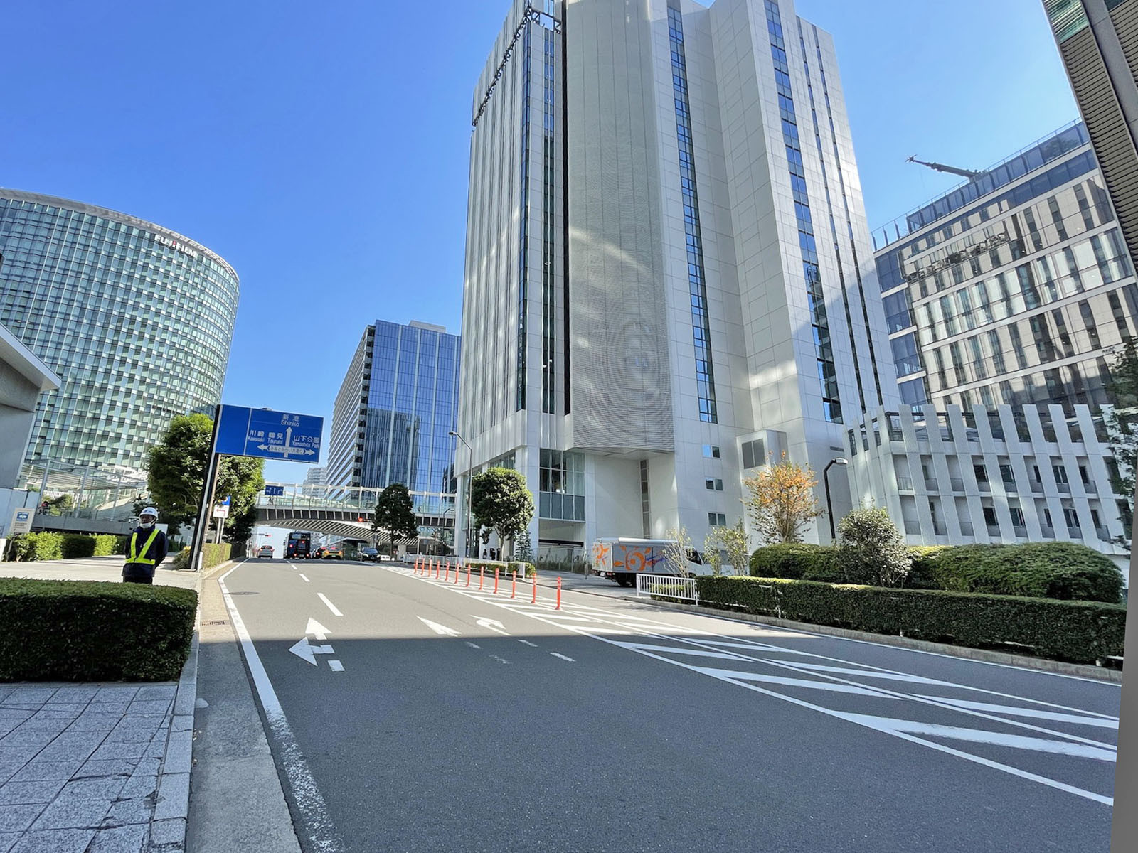 横浜三井ビルディング前面の通り