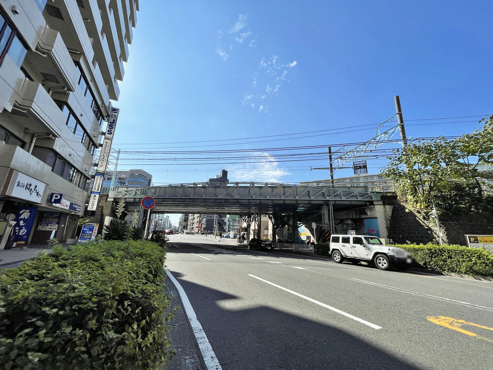 横浜東口ビル前面の通り