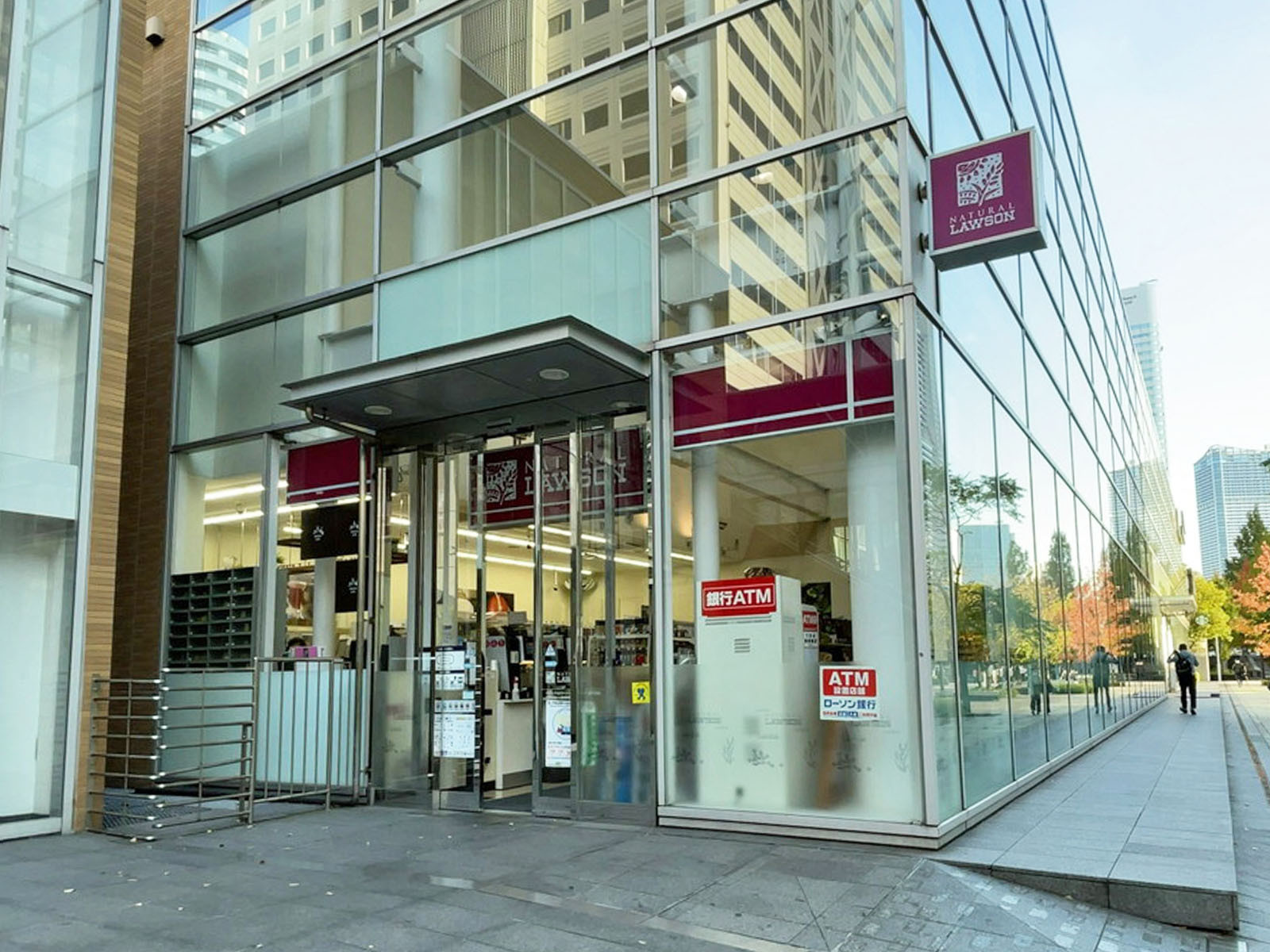 徒歩2分のナチュラルローソンみなとみらい4丁目店