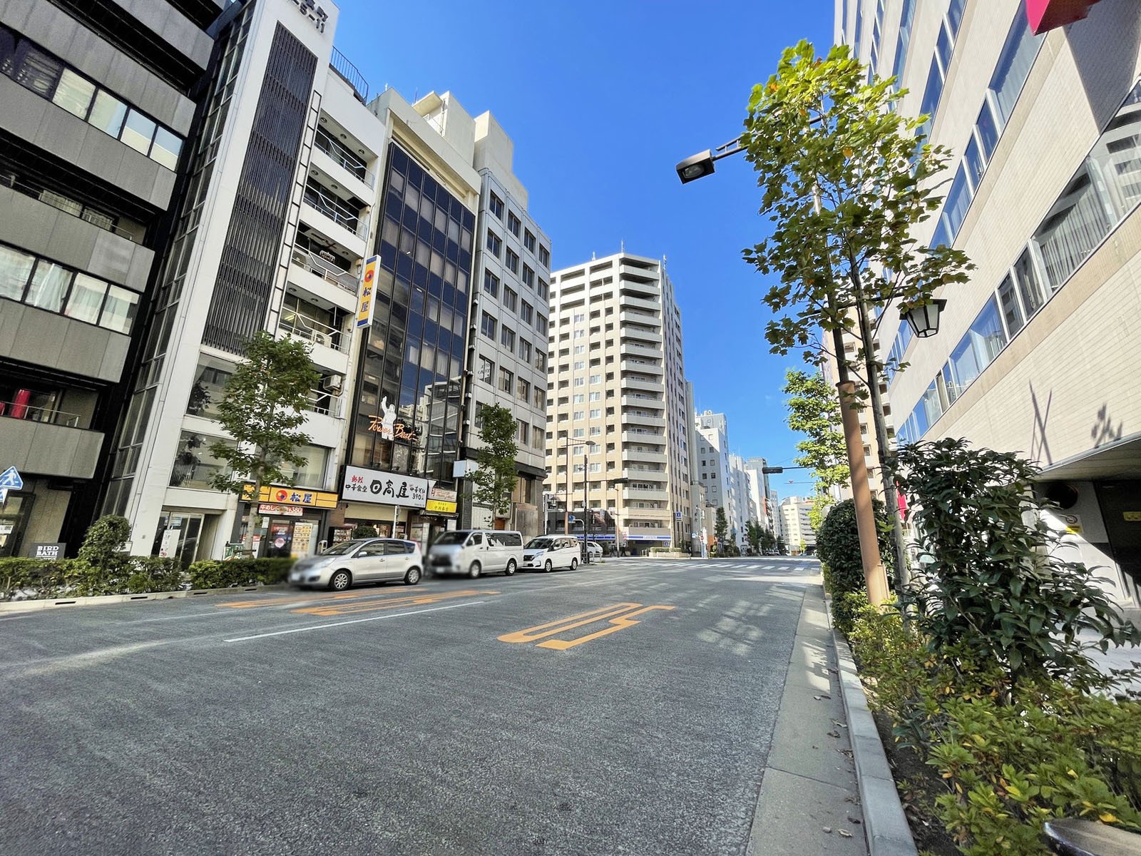 JU SKYTOWER 日本橋前面の通り