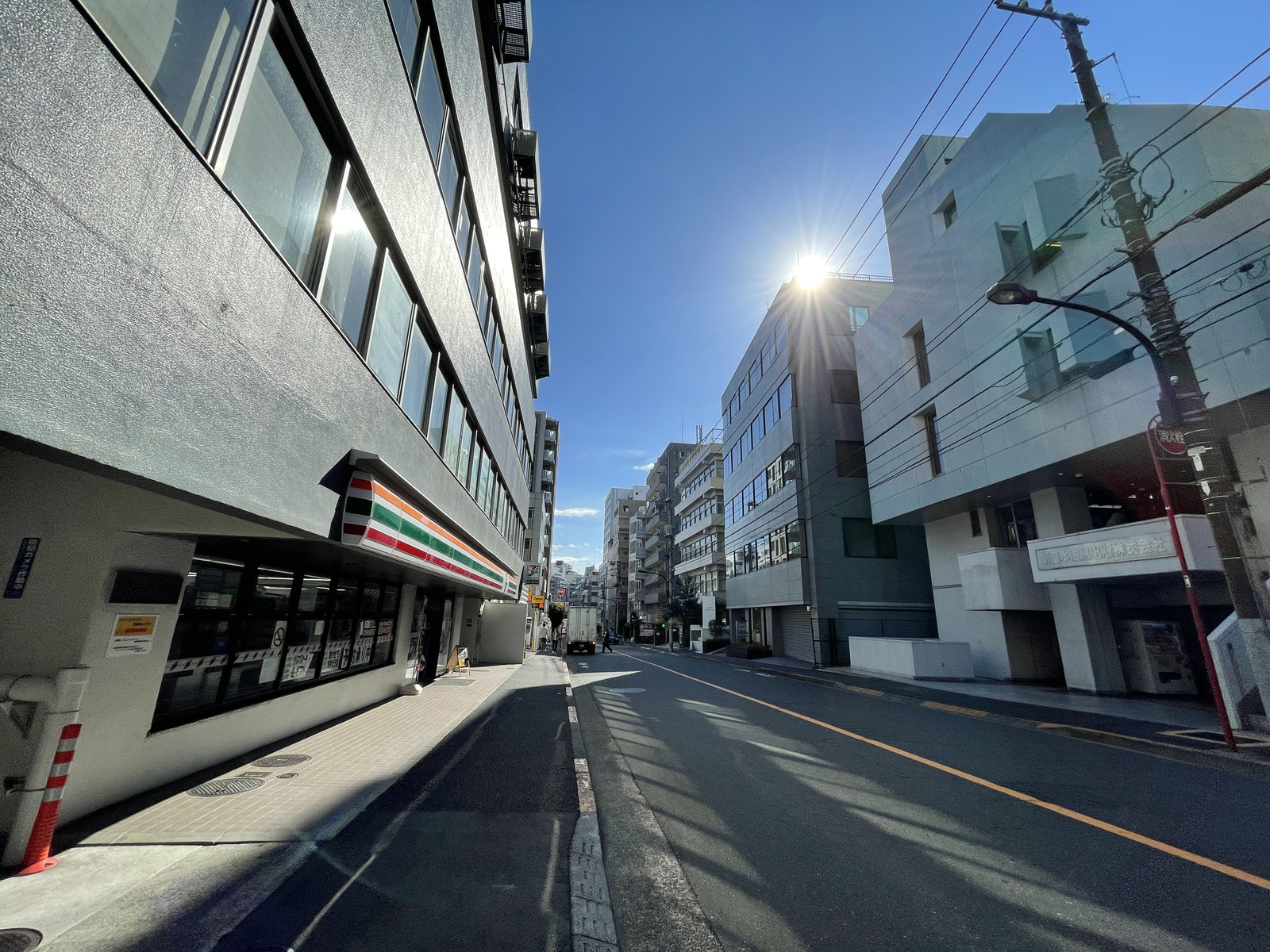 生泉市ヶ谷ビル前面の通り