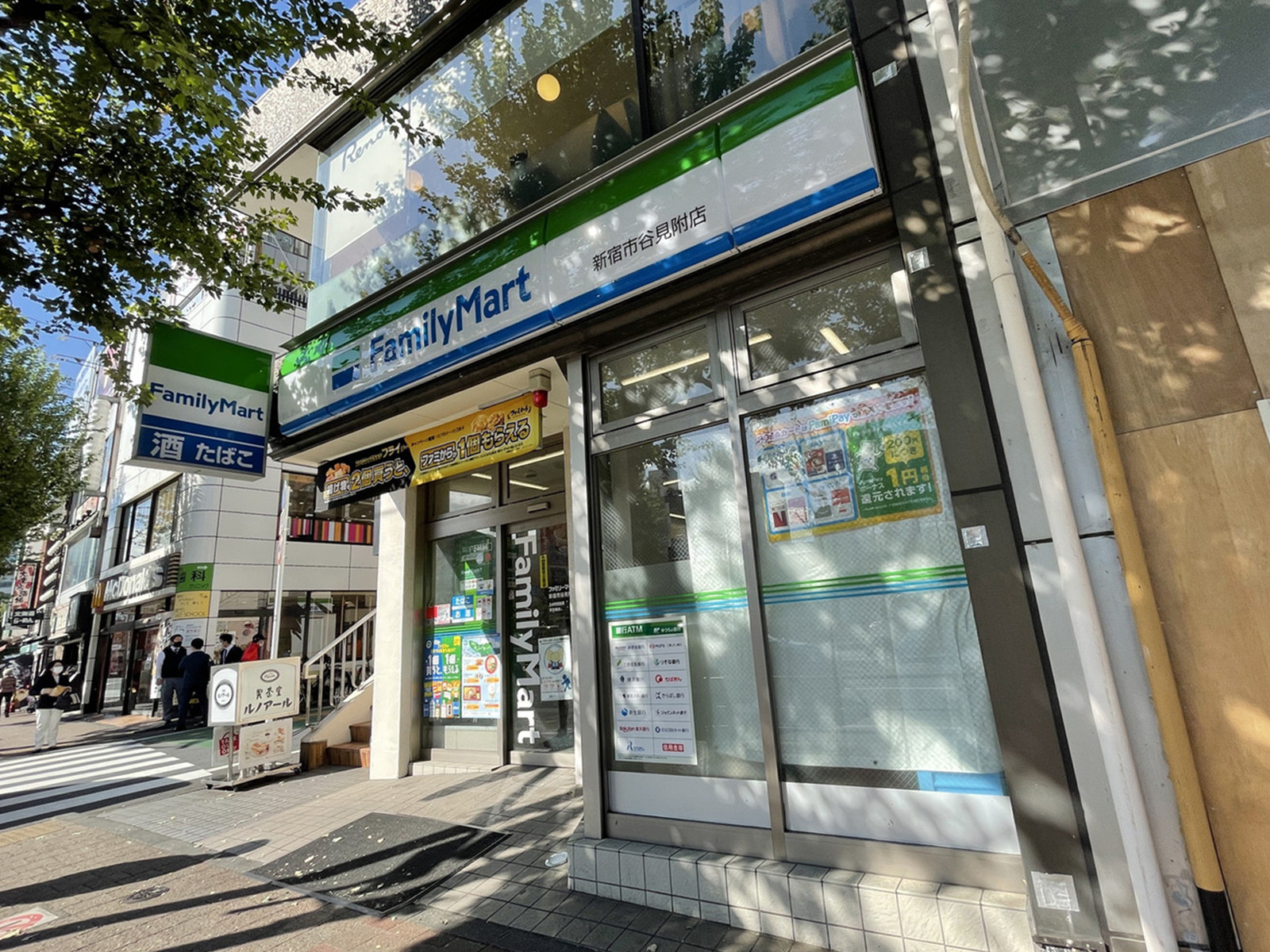 徒歩1分のファミリーマート新宿市谷見附店
