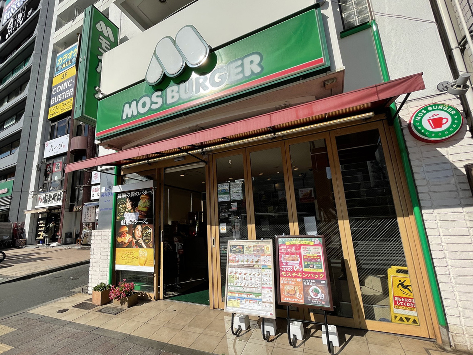 周辺には飲食店が点在