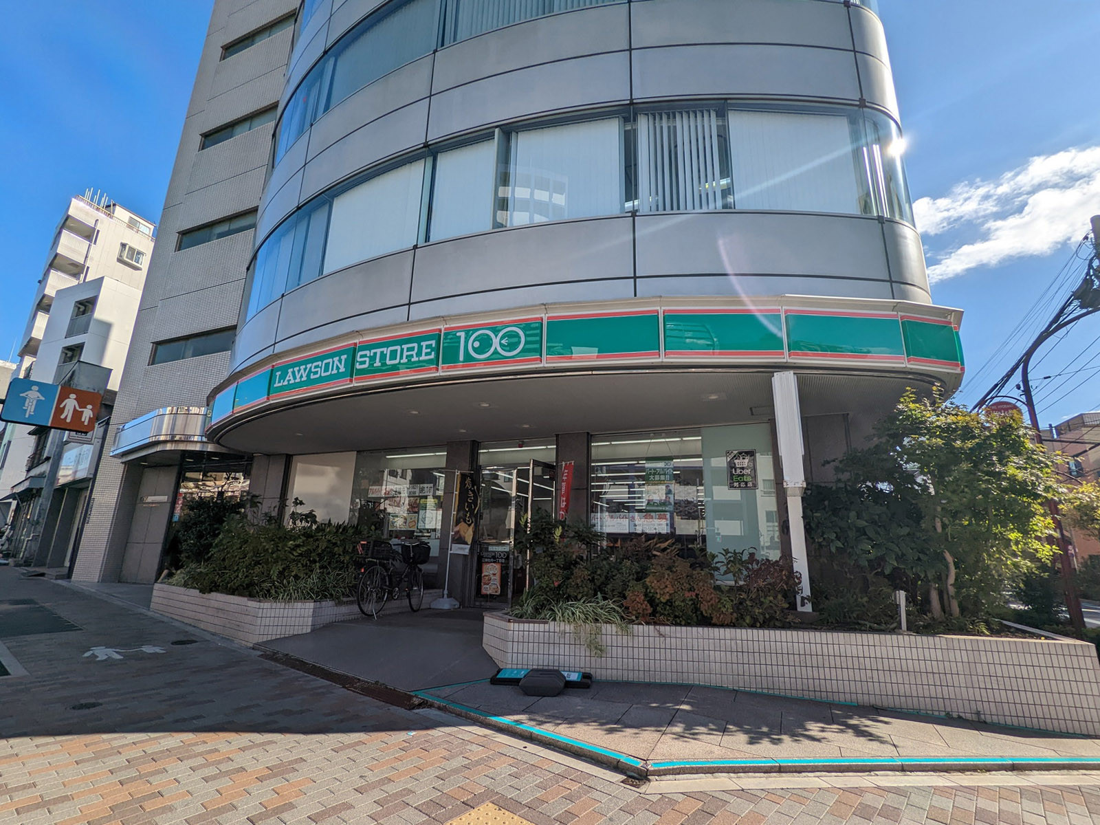 通り沿いのローソンストア100 江東牡丹1丁目店