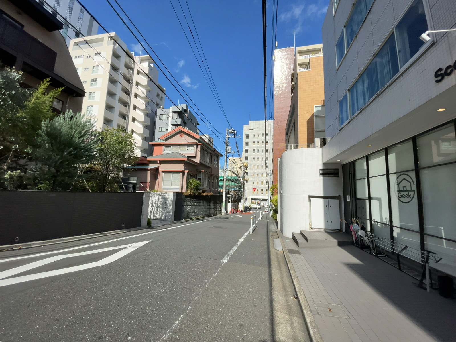 烏山恵比寿ビル前面の通り