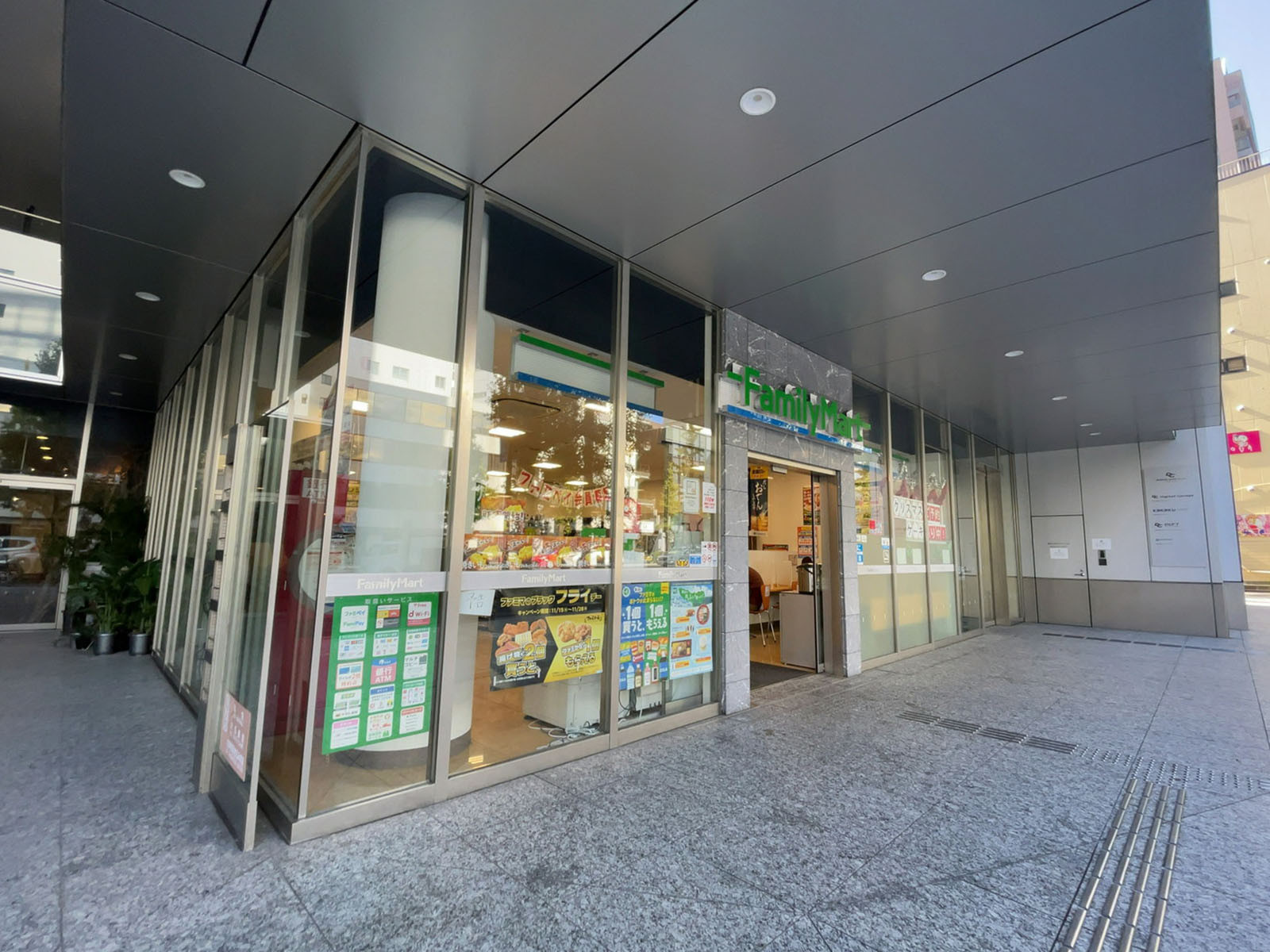 徒歩2分のファミリーマート 恵比寿南三丁目店