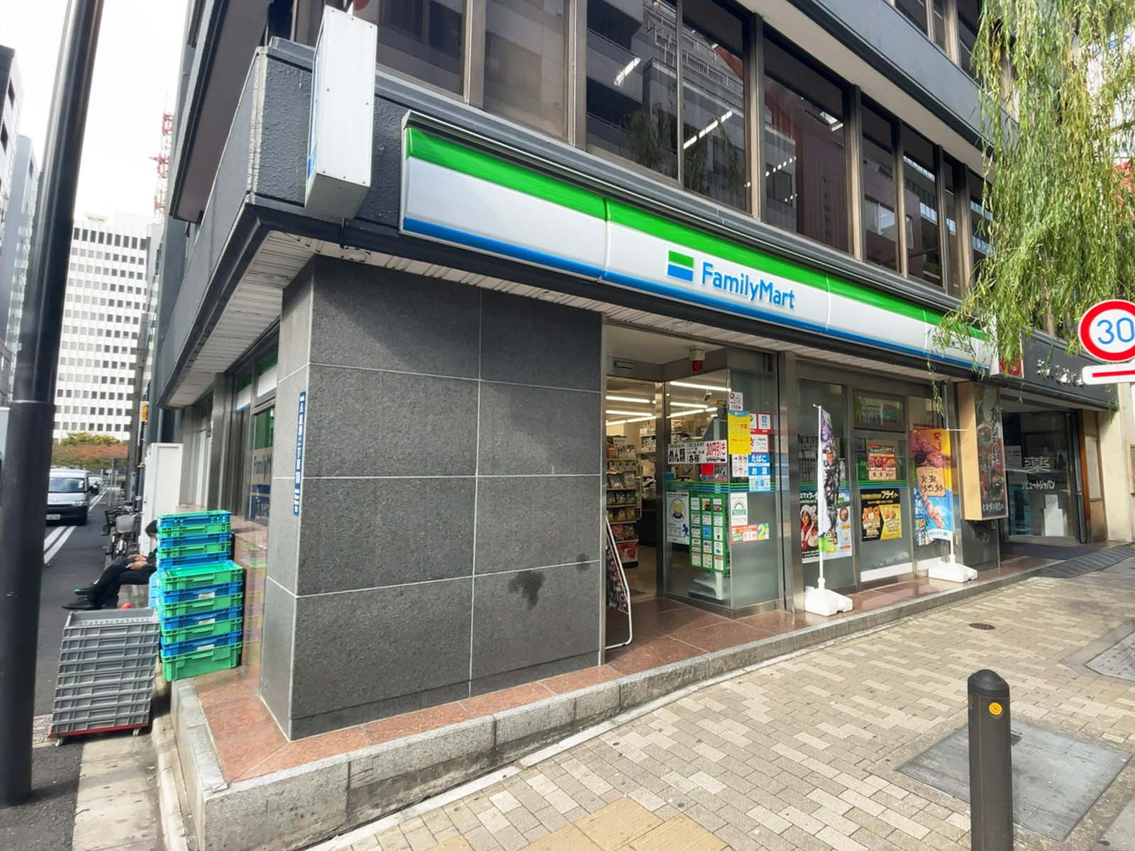 至近のファミリーマート 中央八重洲二丁目店