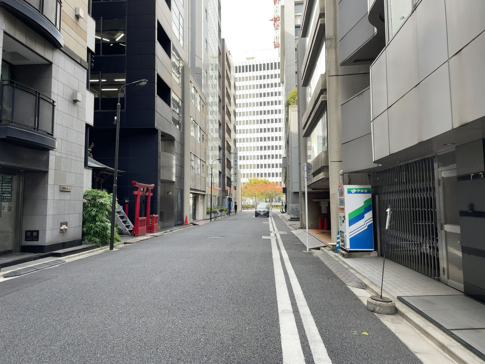 一新ビル前面の京橋大根河岸通り
