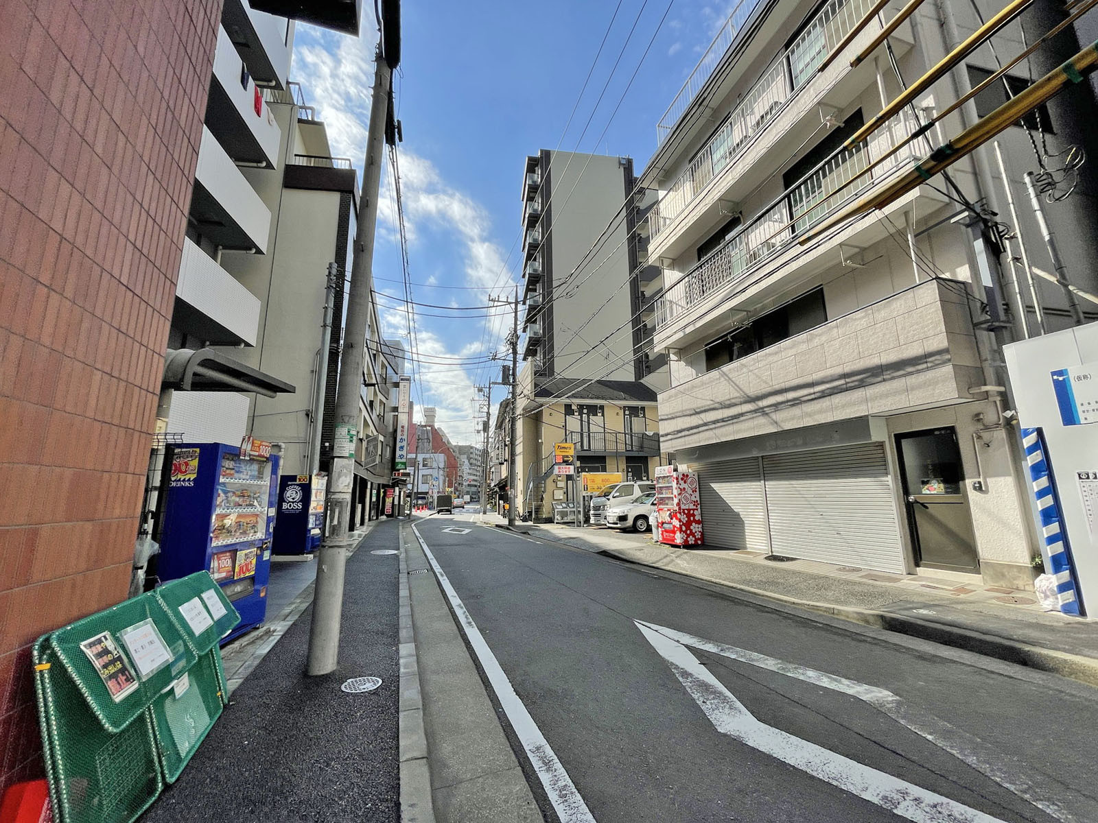 AKビル前面の通り
