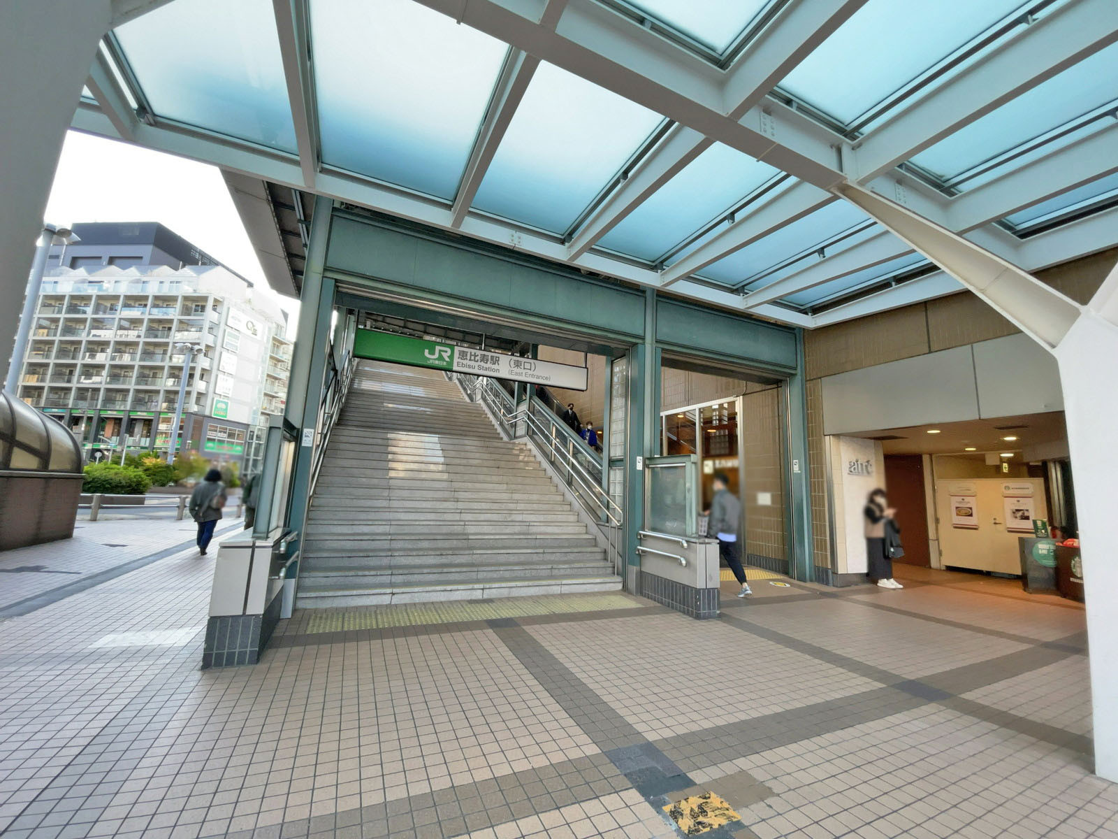 最寄りの「恵比寿駅」