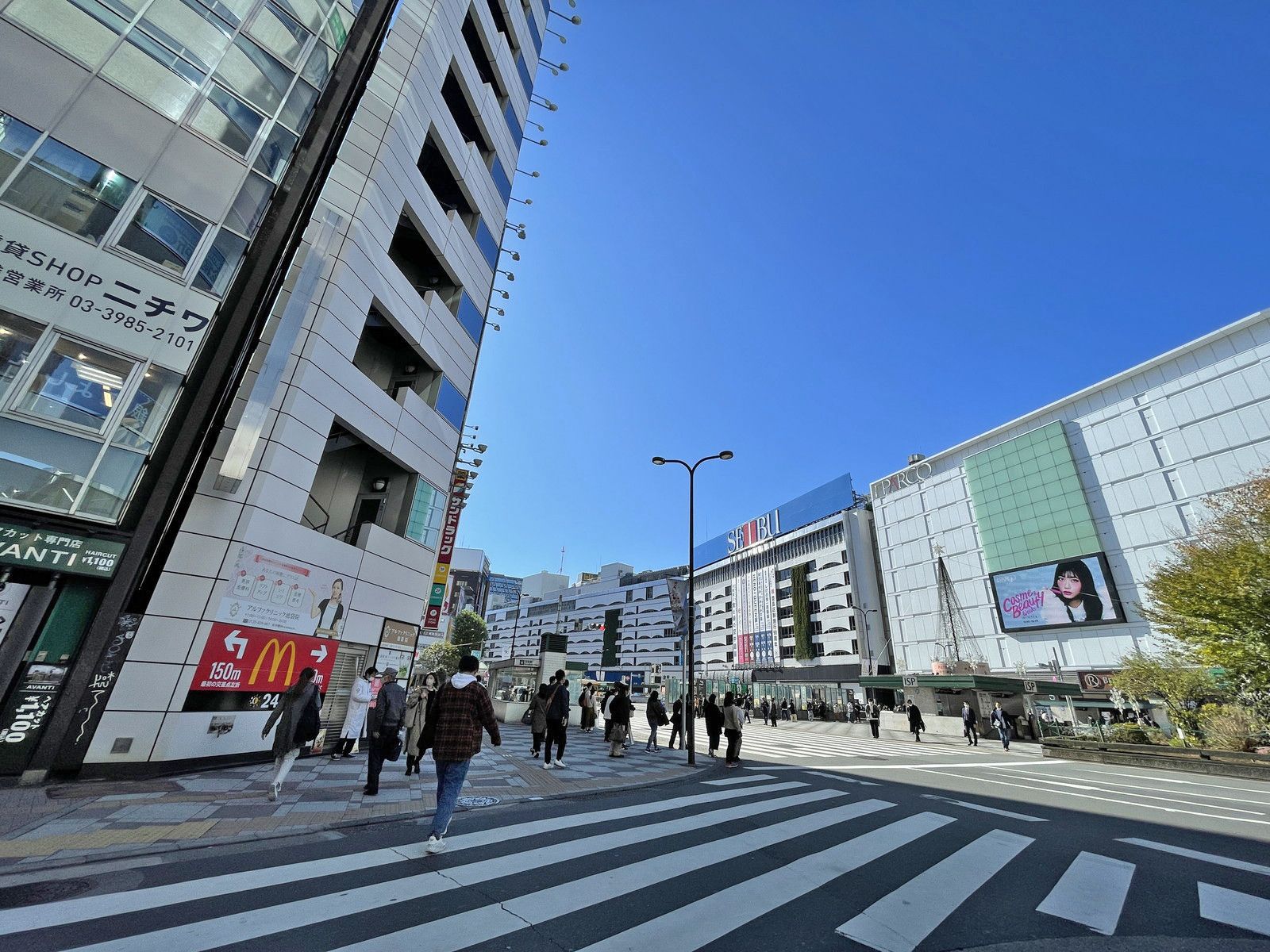 周辺は人通りが多い駅前エリア