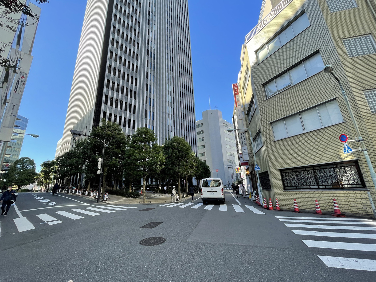 第1岡村ビル前面の通り