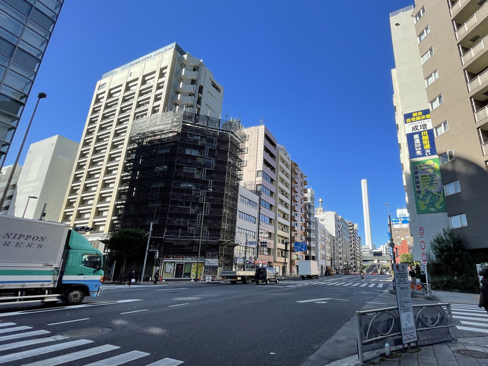 メロス学園ビル前面の春日通り