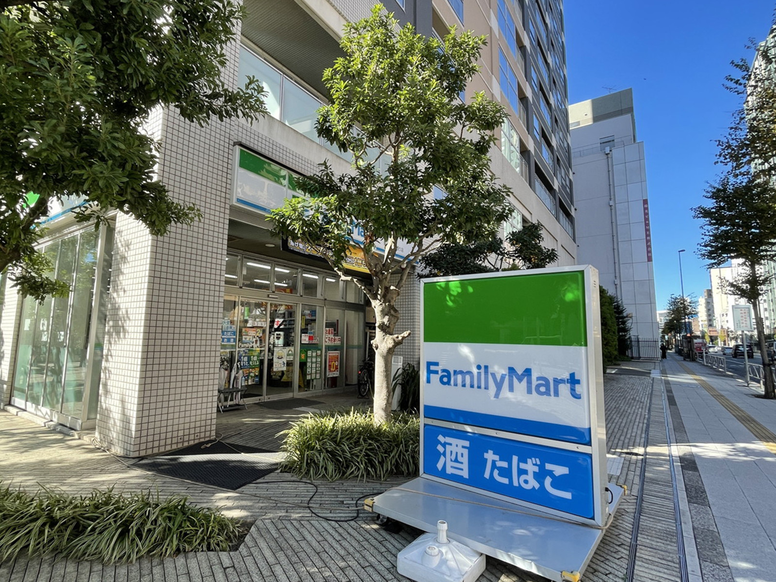 徒歩2分のファミリーマート東池袋春日通り店