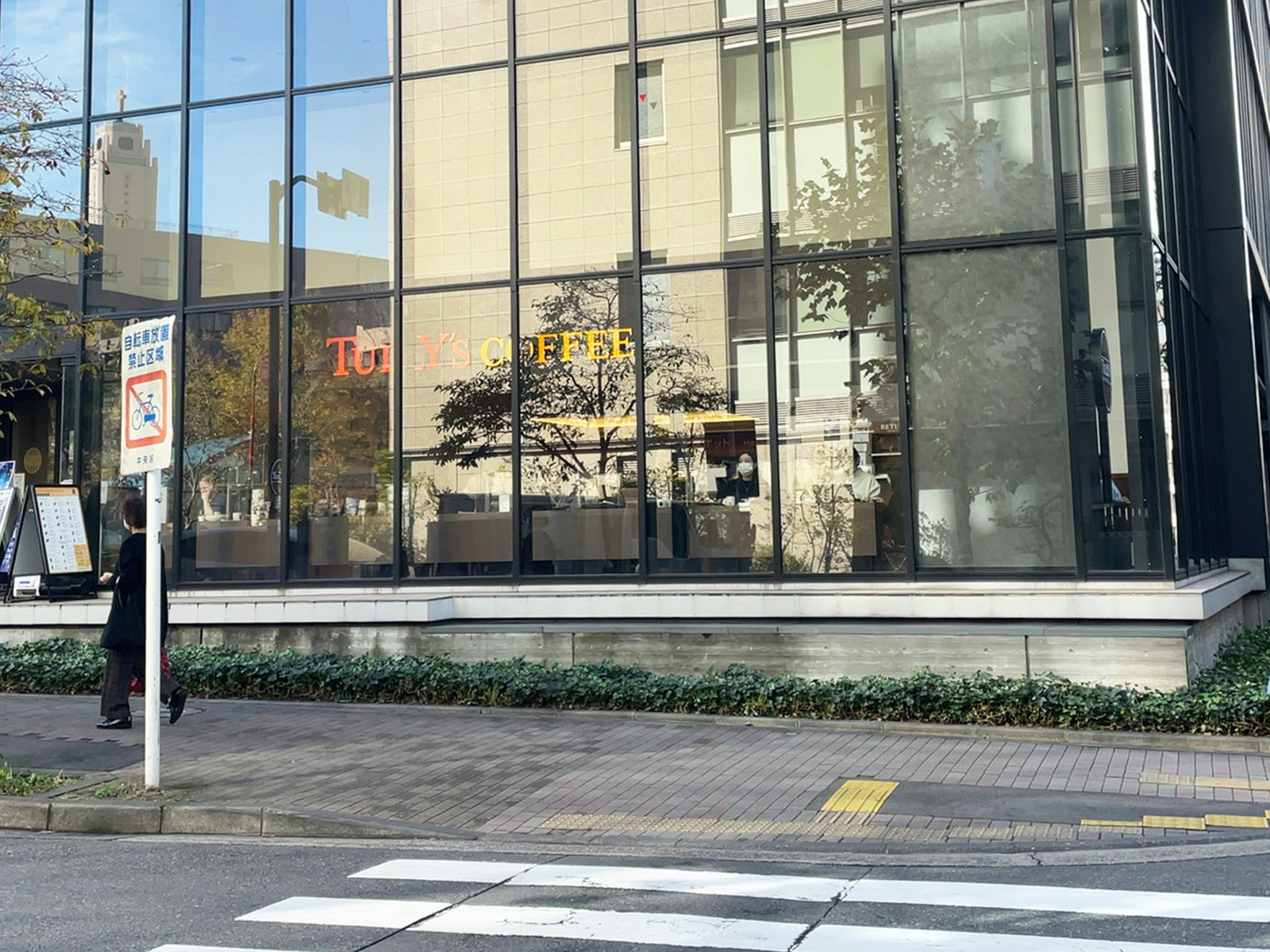 並びのタリーズコーヒー 築地聖ルカ通り店