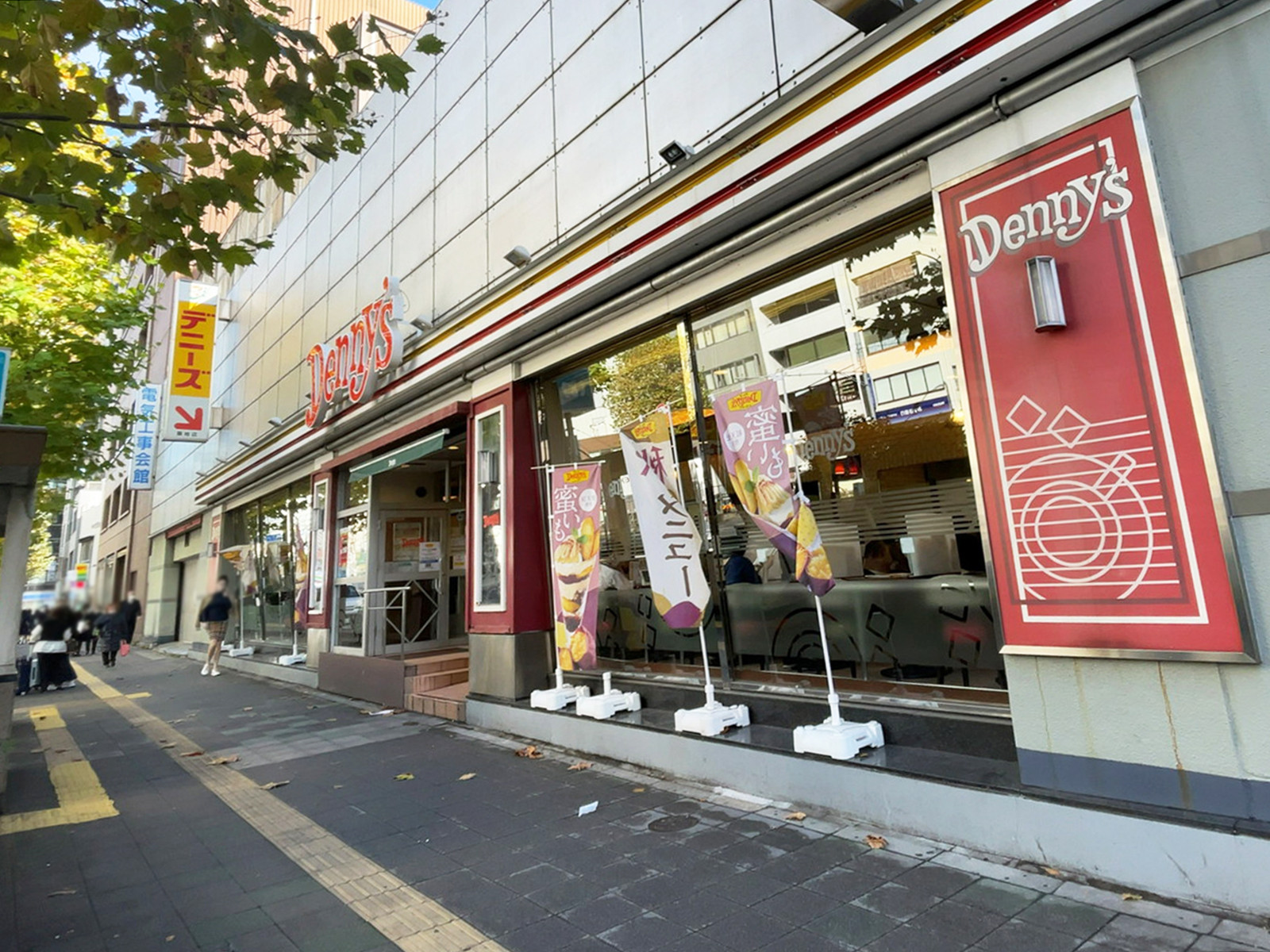 徒歩2分のデニーズ築地店