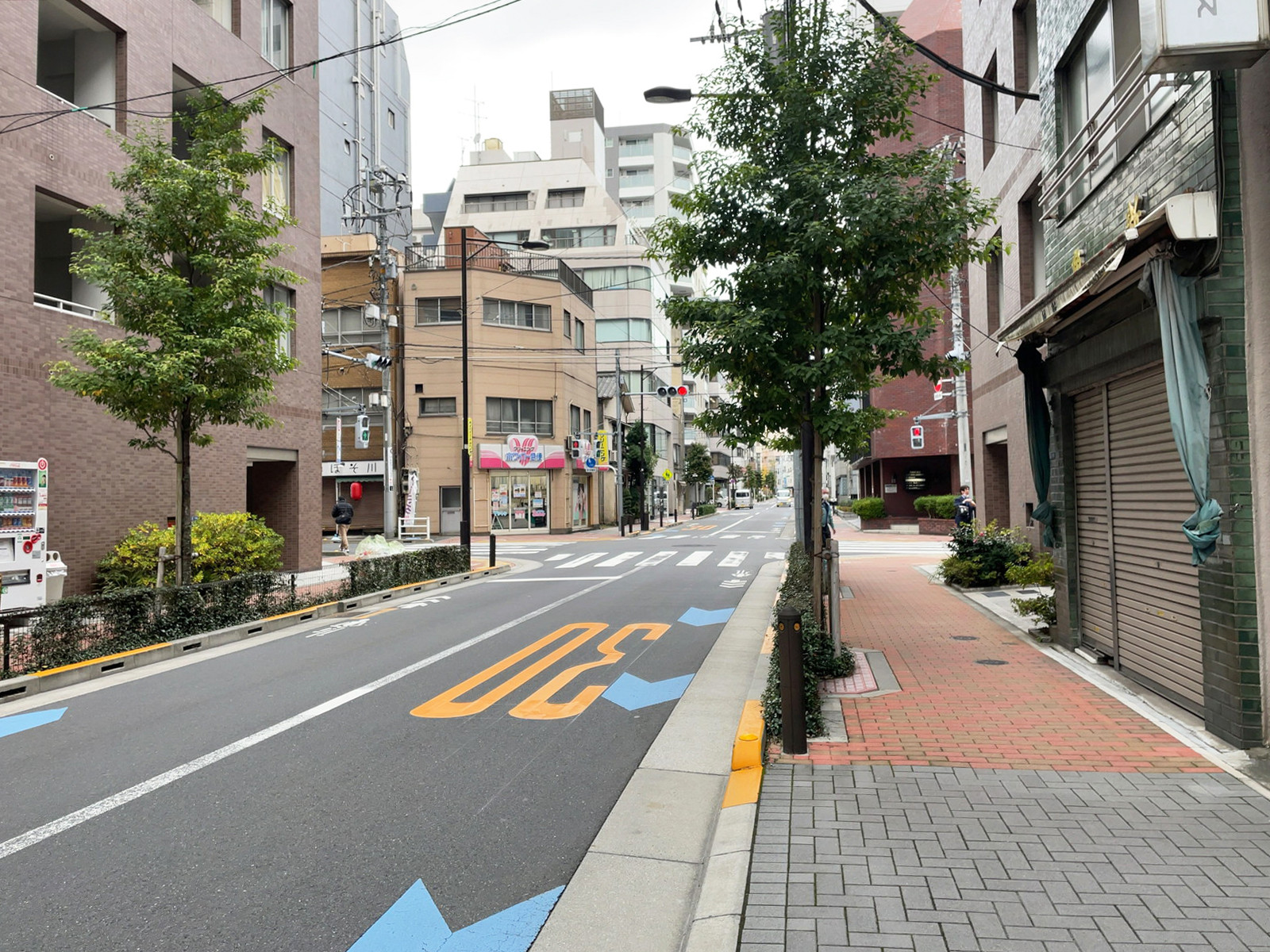 ウィンド入船ビル前面の居留地中央通り